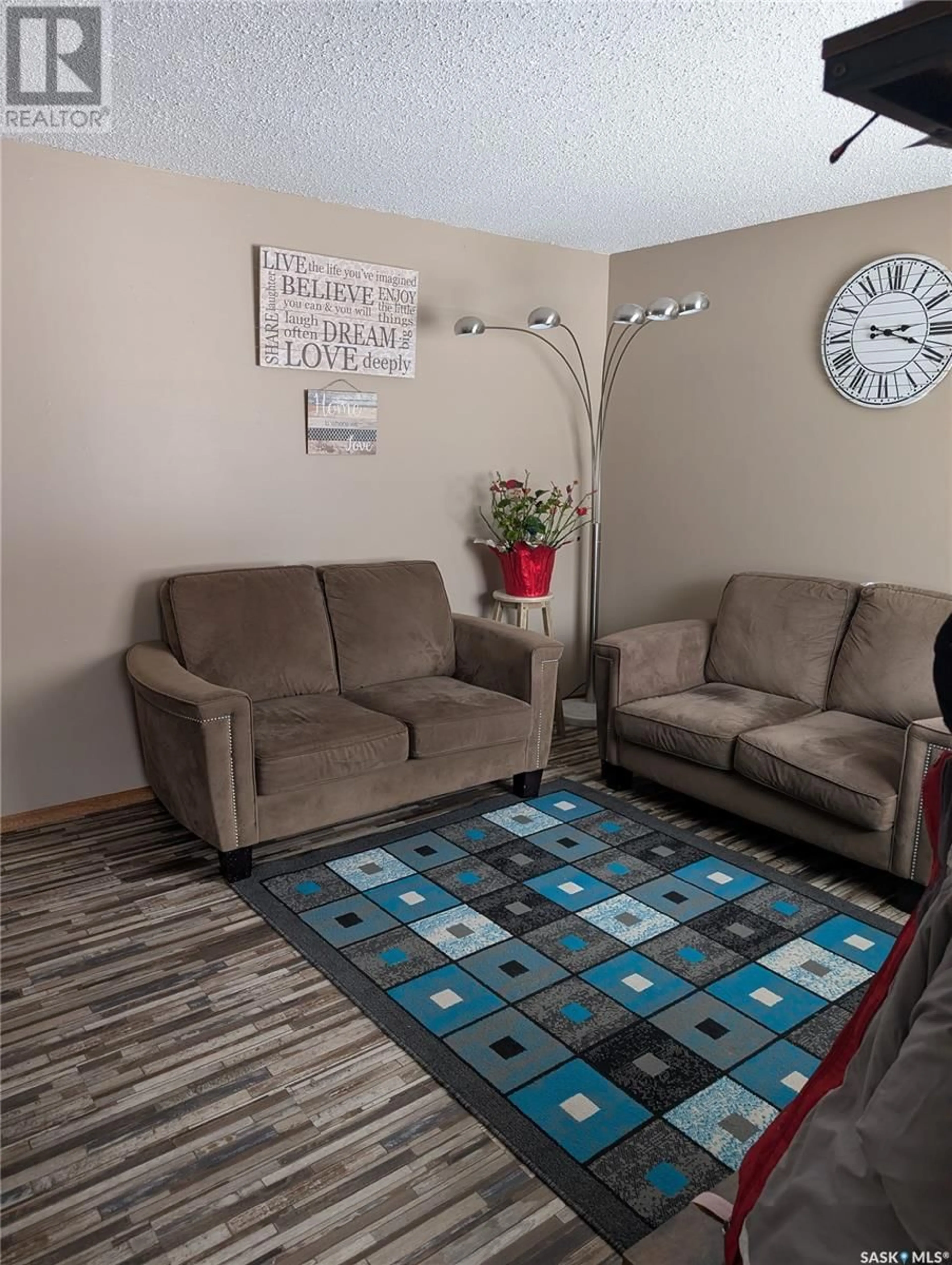 Living room with furniture, carpet floor for 270/280 15th AVENUE NE, Swift Current Saskatchewan S9H2X4