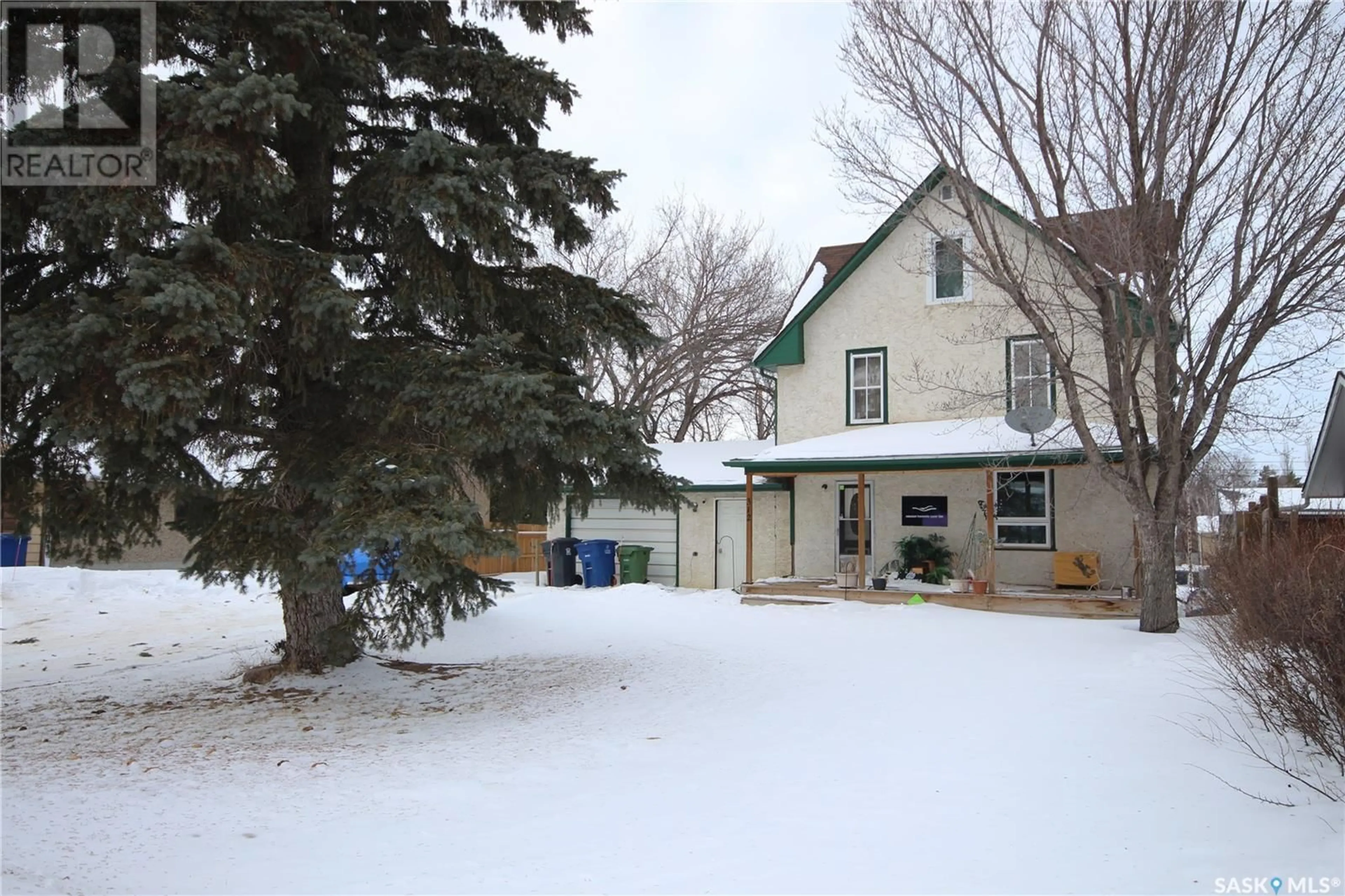 A pic from outside/outdoor area/front of a property/back of a property/a pic from drone, street for 312 32nd STREET, Battleford Saskatchewan S0M0E0