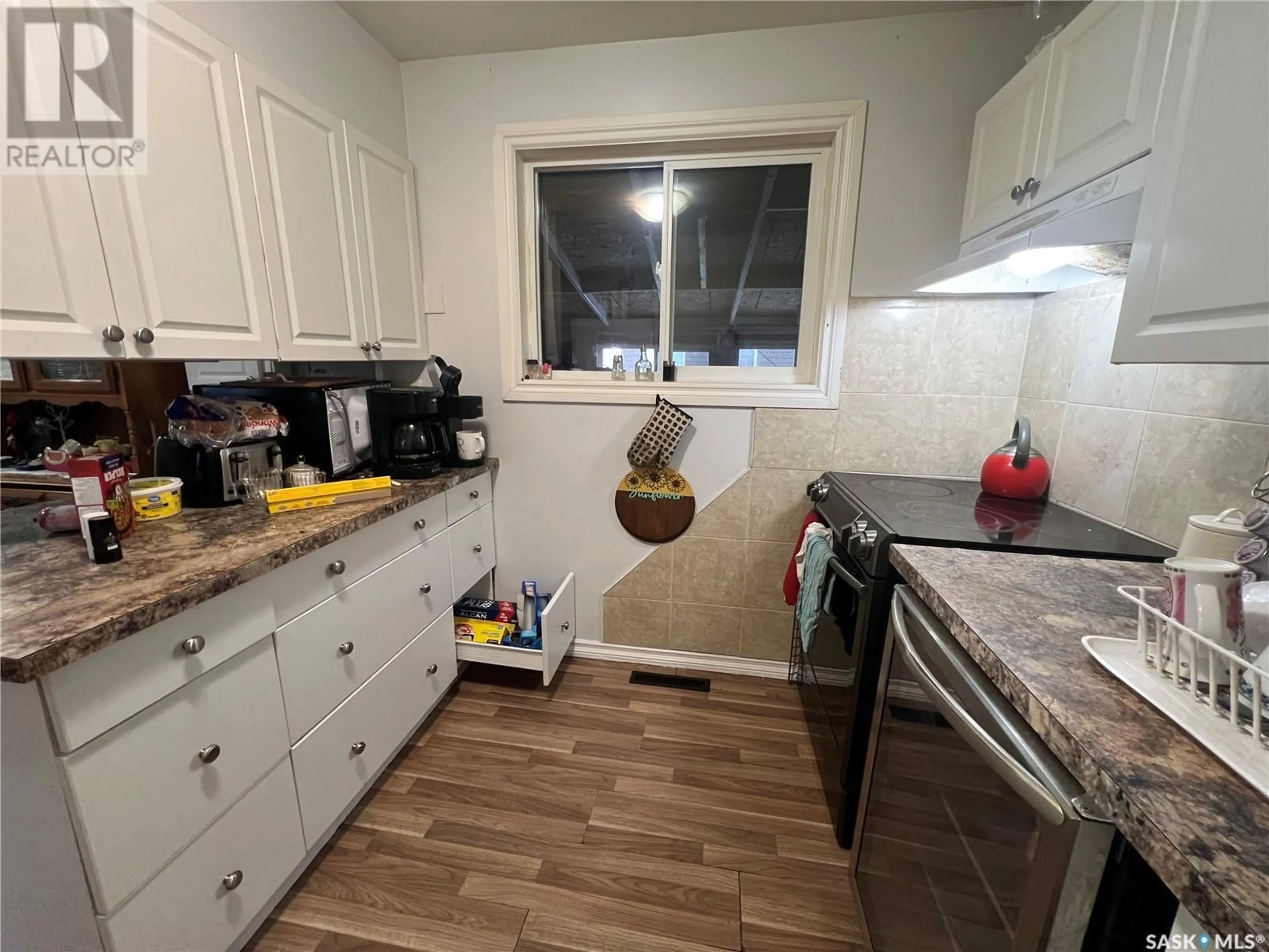 Standard kitchen, unknown for 518 U AVENUE S, Saskatoon Saskatchewan S7M3C7