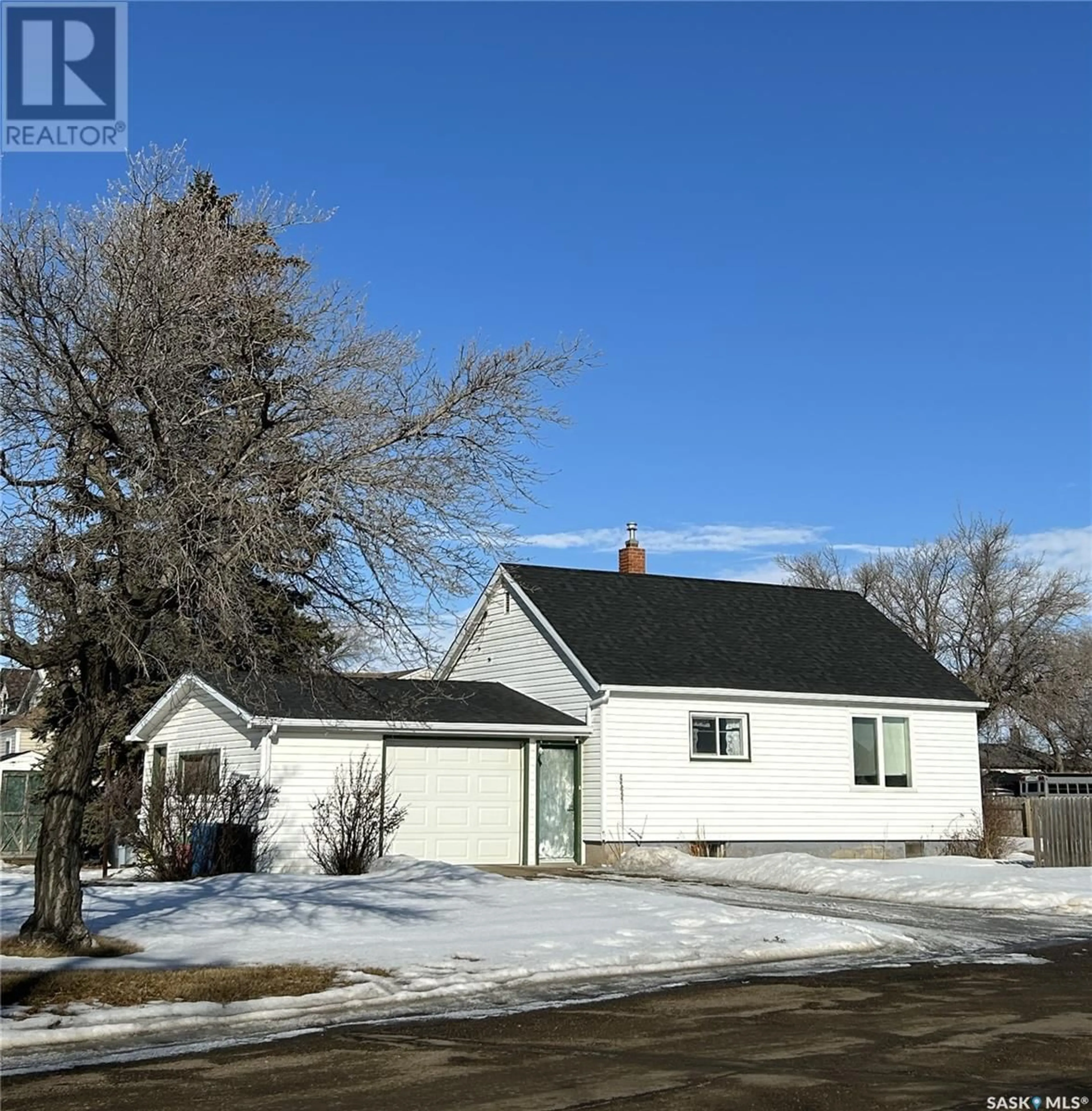 A pic from outside/outdoor area/front of a property/back of a property/a pic from drone, street for 418 4th STREET, Estevan Saskatchewan S4A0V1