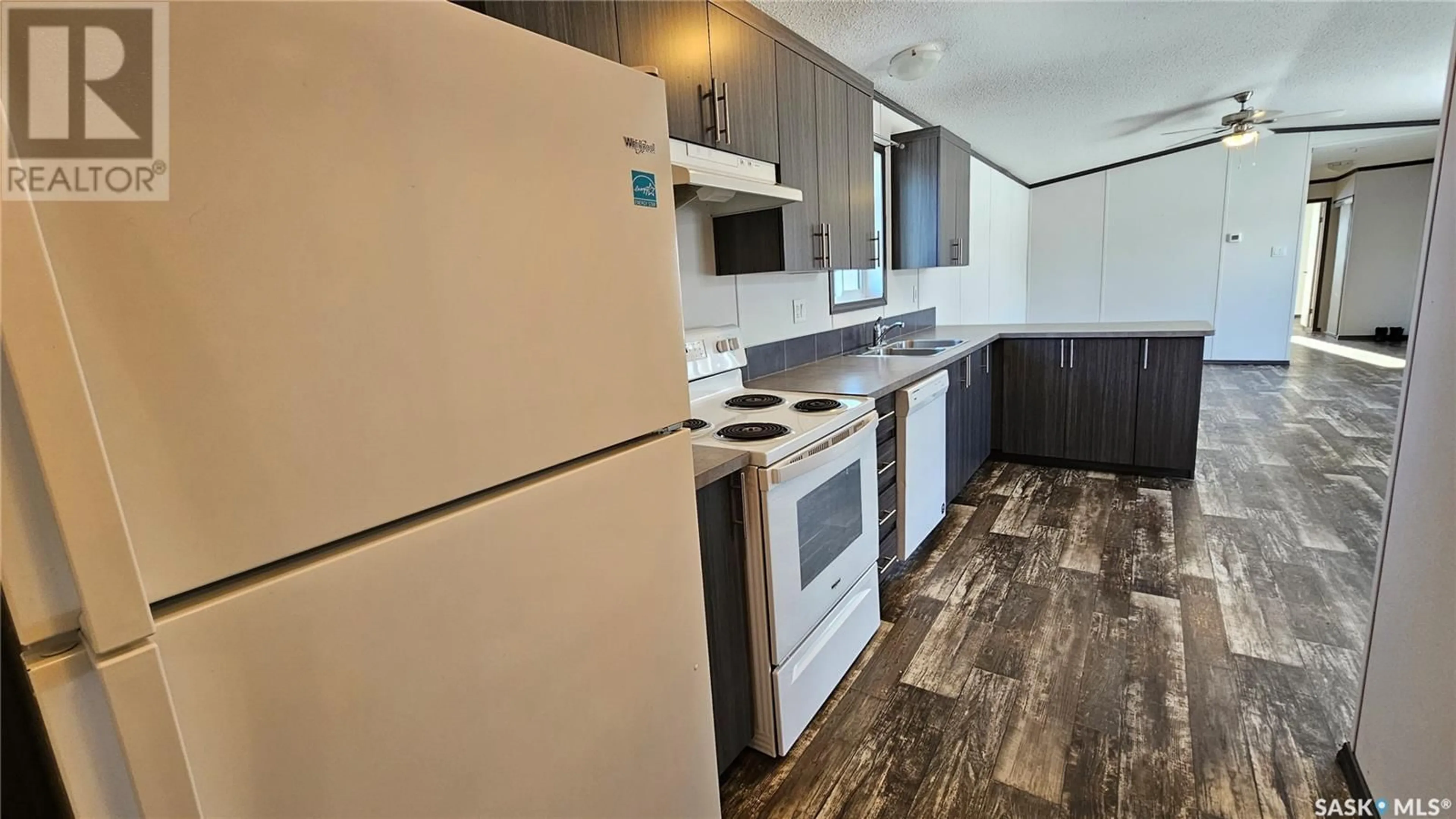 Standard kitchen, wood/laminate floor for 21 Prairie Sun COURT, Swift Current Saskatchewan S9H3X6