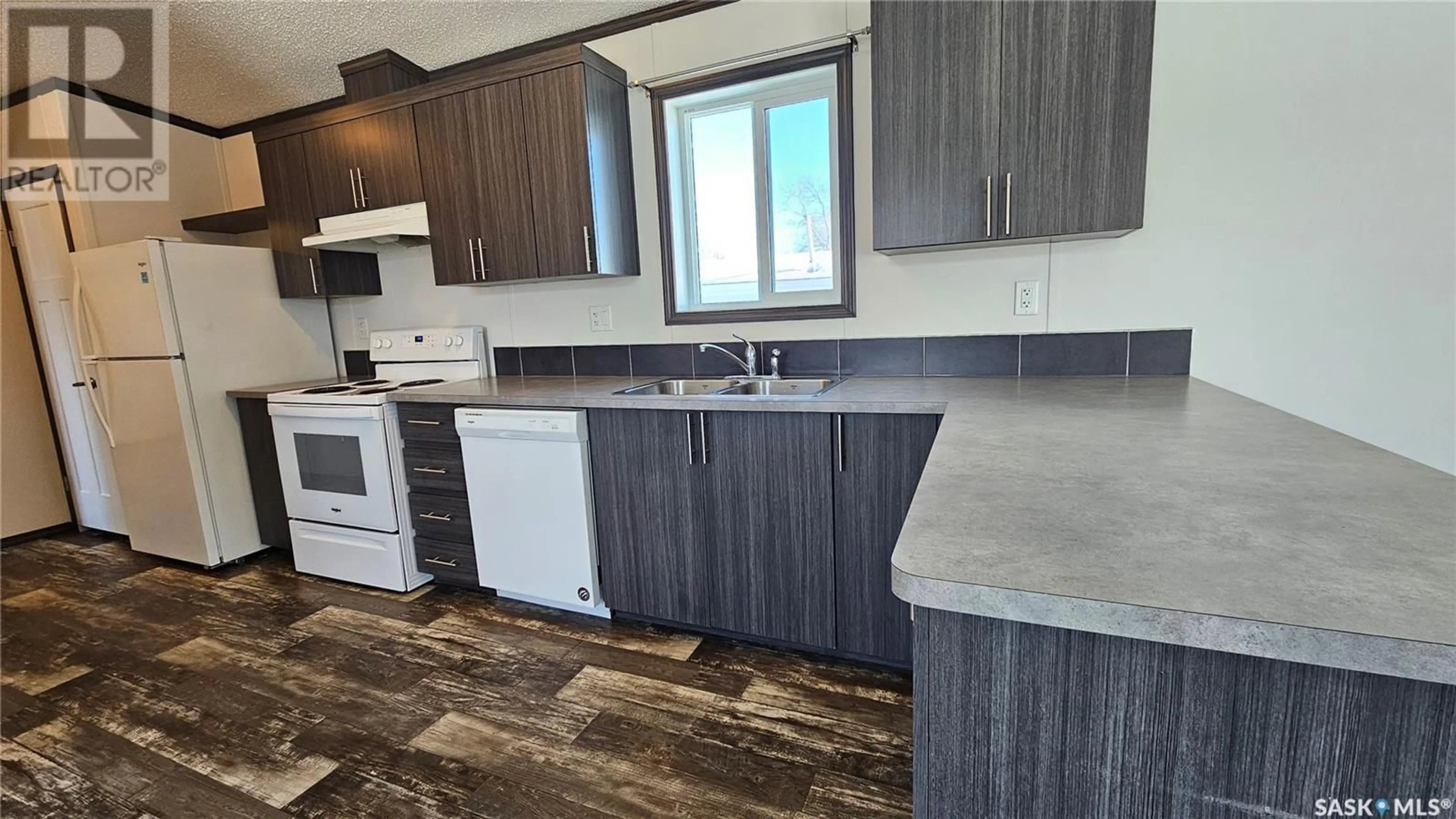 Standard kitchen, wood/laminate floor for 21 Prairie Sun COURT, Swift Current Saskatchewan S9H3X6