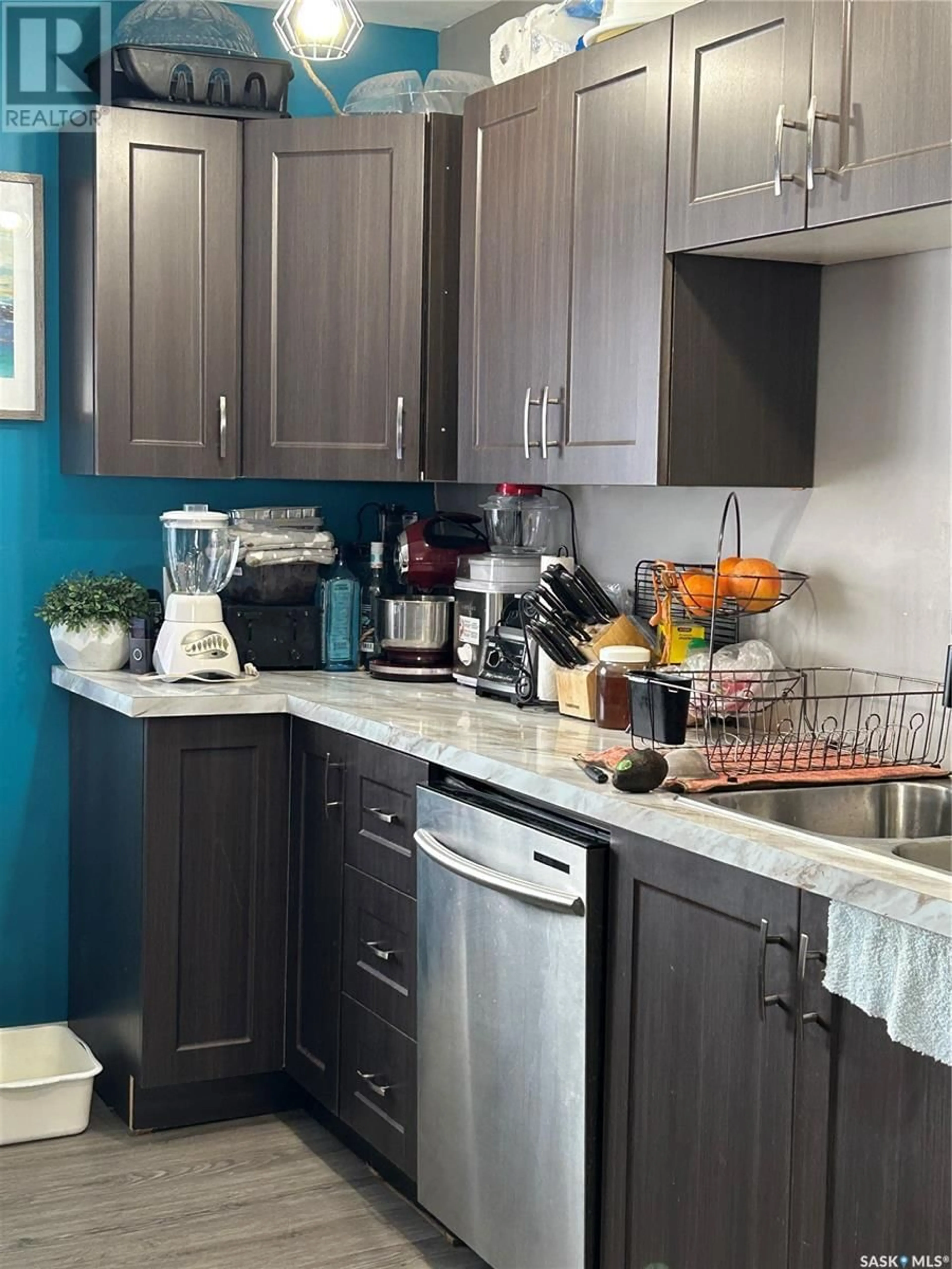Contemporary kitchen, wood/laminate floor for 810 EVA STREET, Estevan Saskatchewan S4A1P3