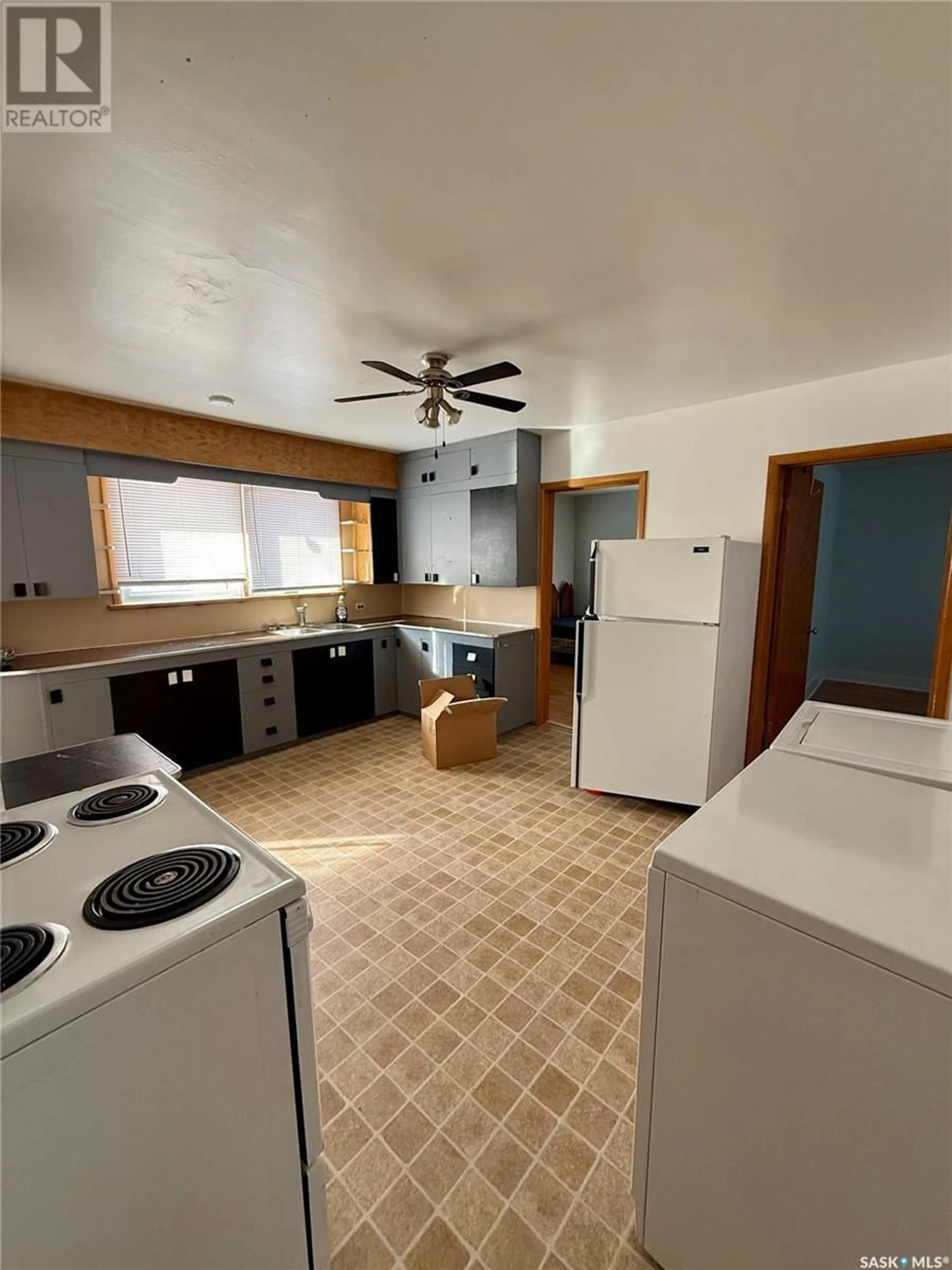 Standard kitchen, unknown for 208 4th AVENUE W, Nokomis Saskatchewan S0G3R0