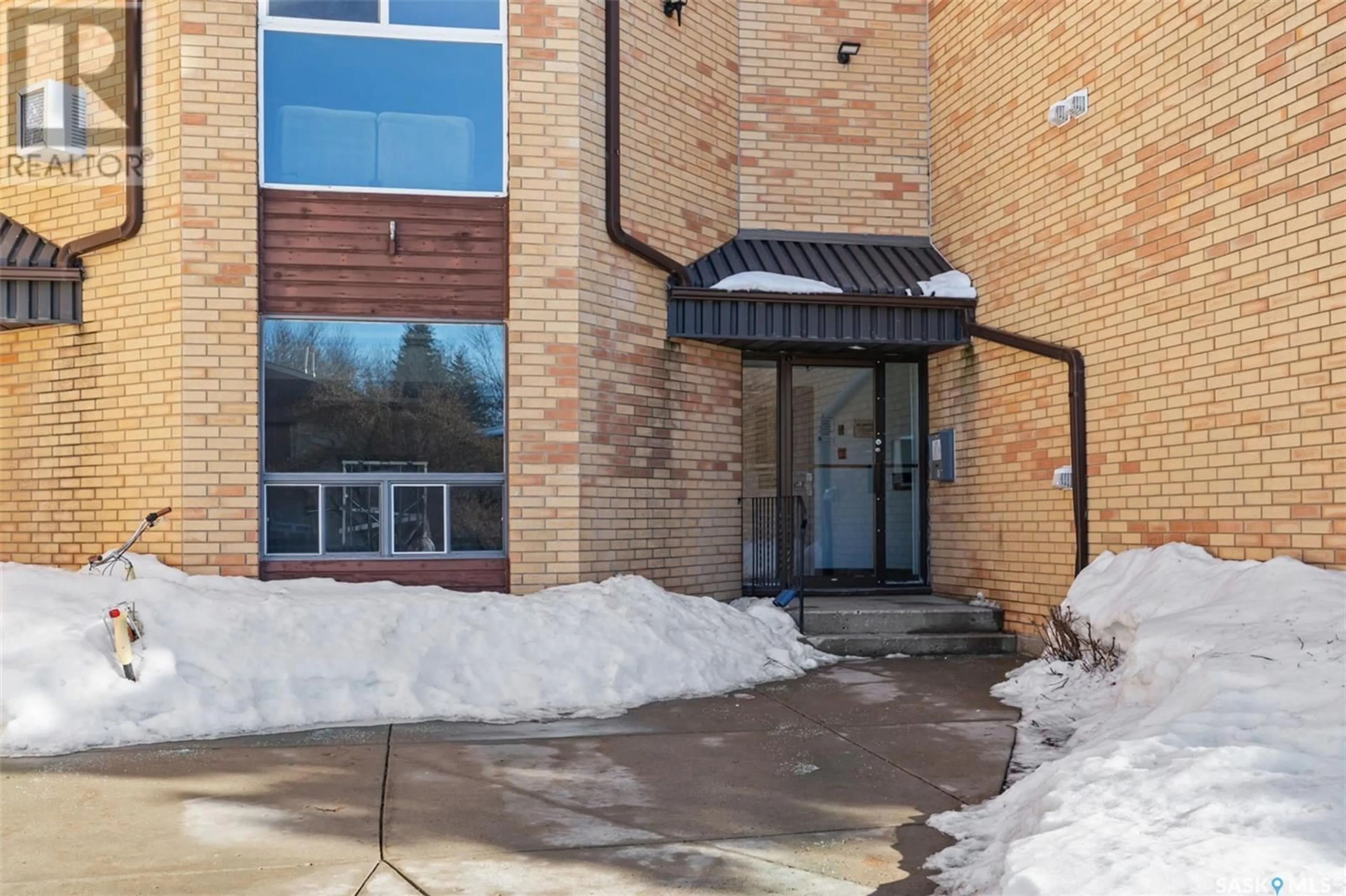 Indoor foyer for 201 415 Tait COURT, Saskatoon Saskatchewan S7H5L3