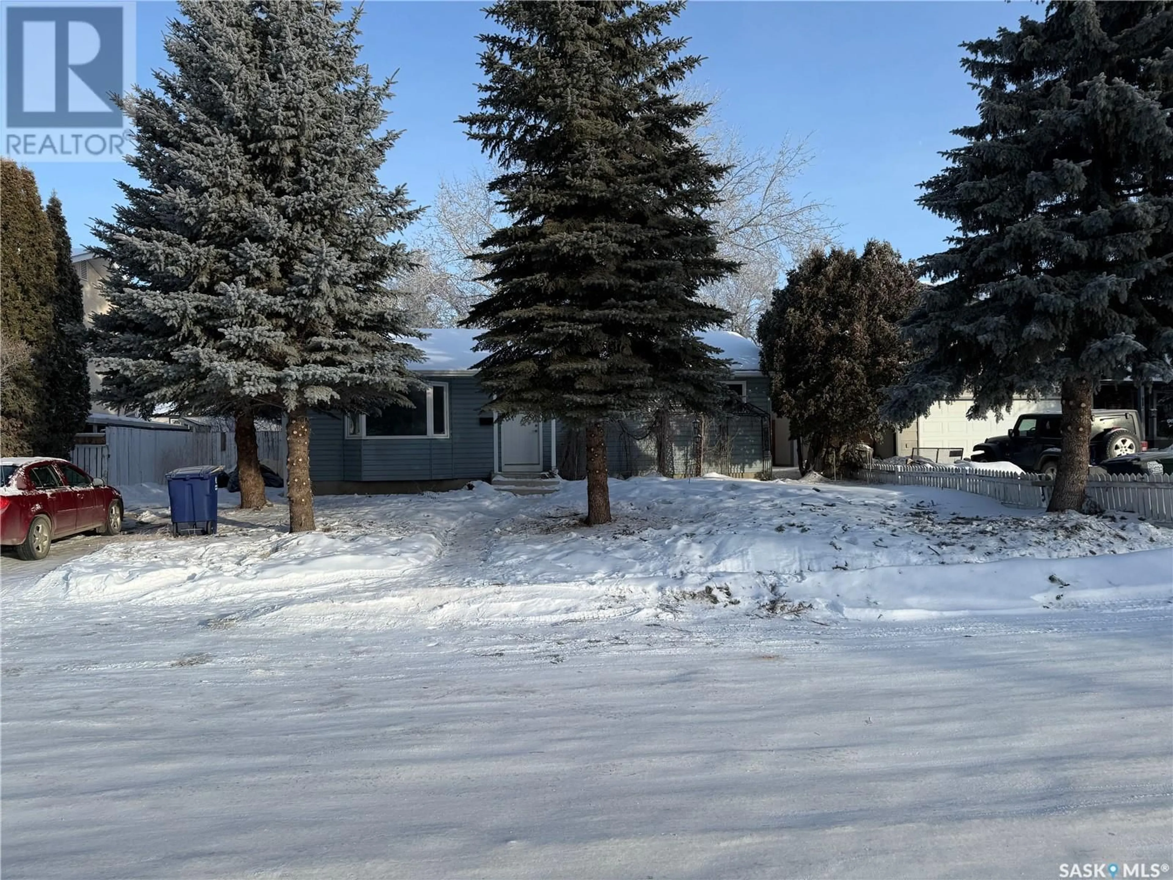 A pic from outside/outdoor area/front of a property/back of a property/a pic from drone, street for 317 Waterloo CRESCENT, Saskatoon Saskatchewan S7H4H7