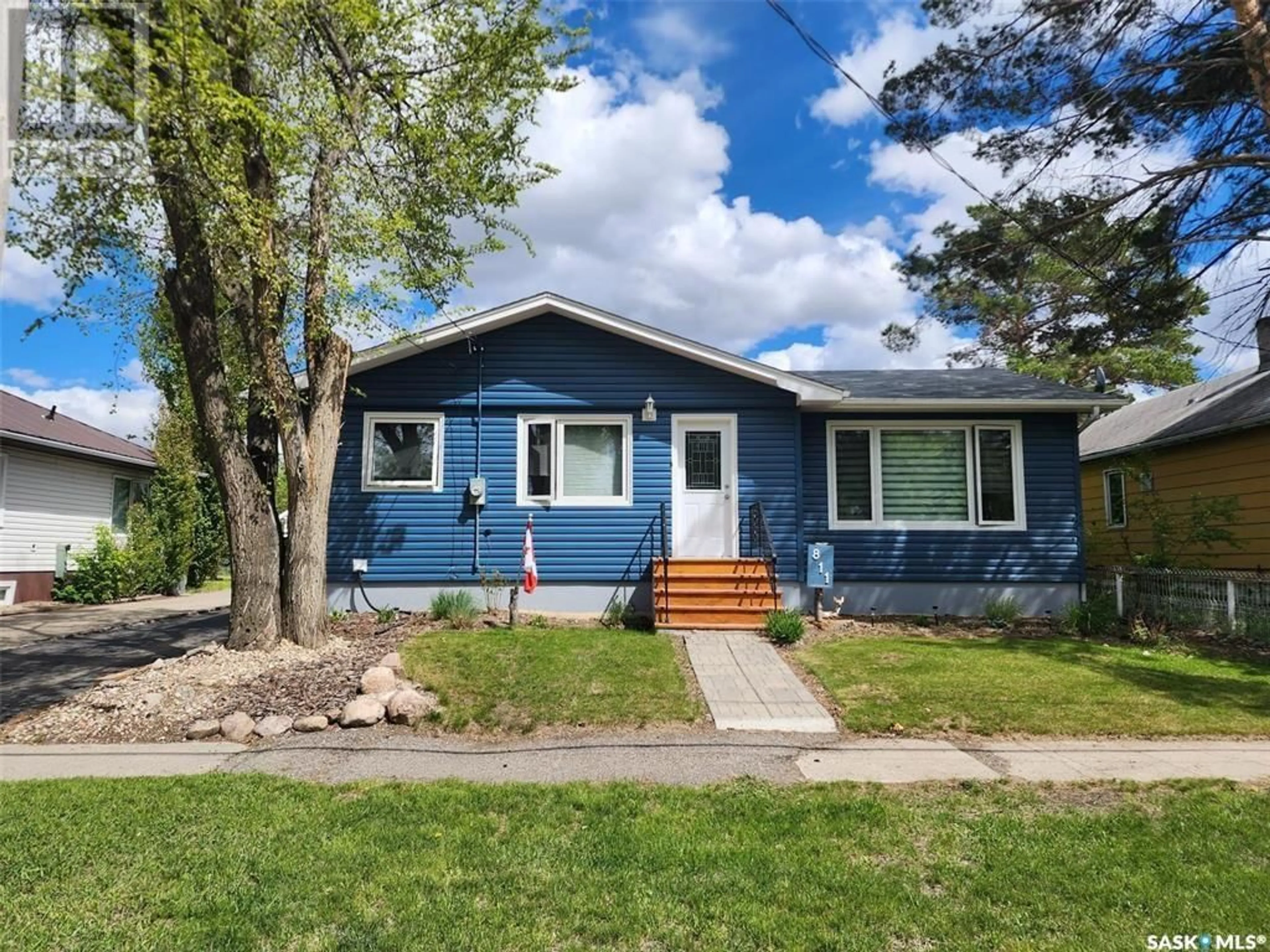 Home with vinyl exterior material, street for 811 Garnet STREET, Grenfell Saskatchewan S0G2B0