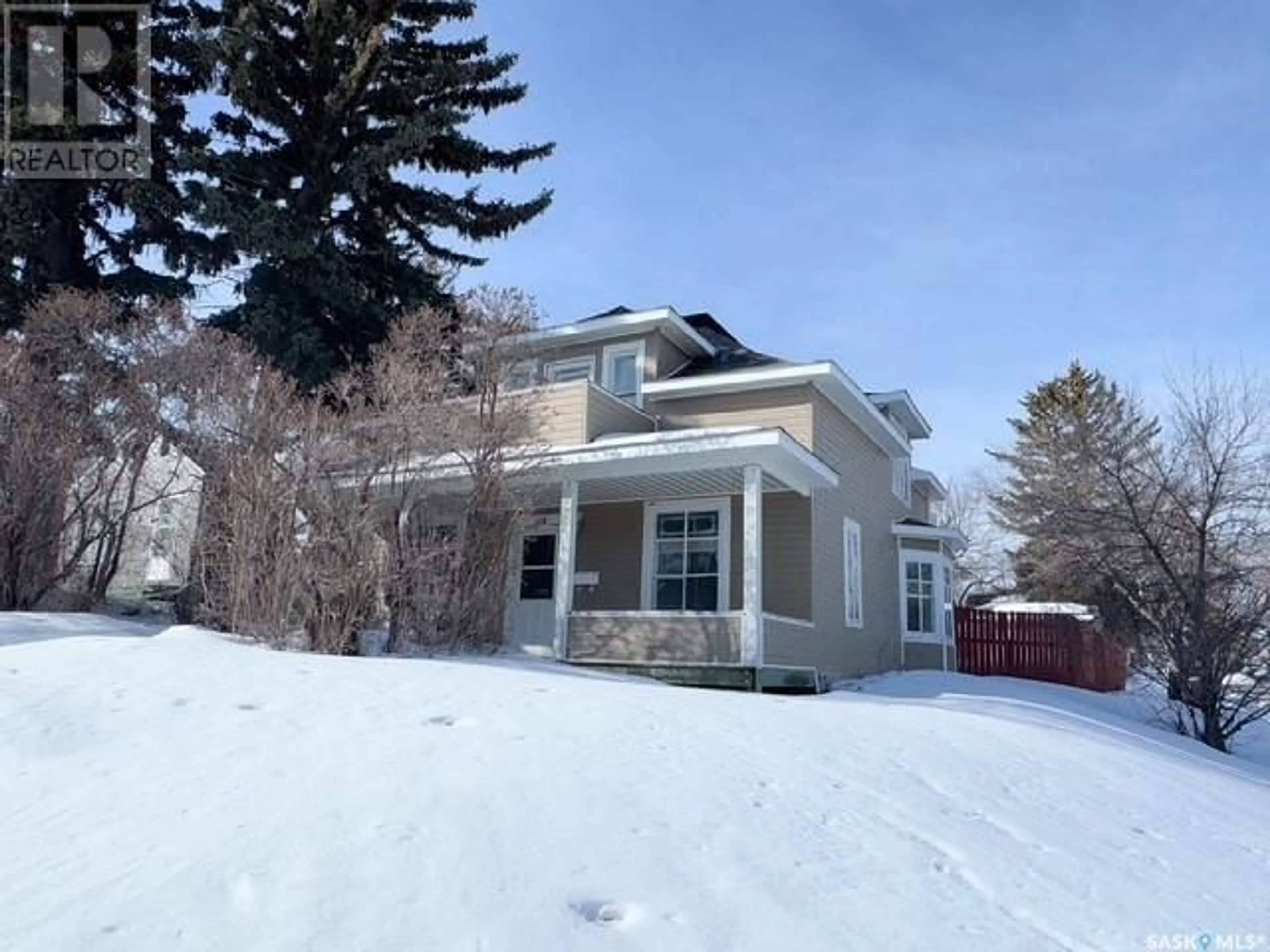 A pic from outside/outdoor area/front of a property/back of a property/a pic from drone, street for 376 5th AVENUE NW, Swift Current Saskatchewan S9H0W8