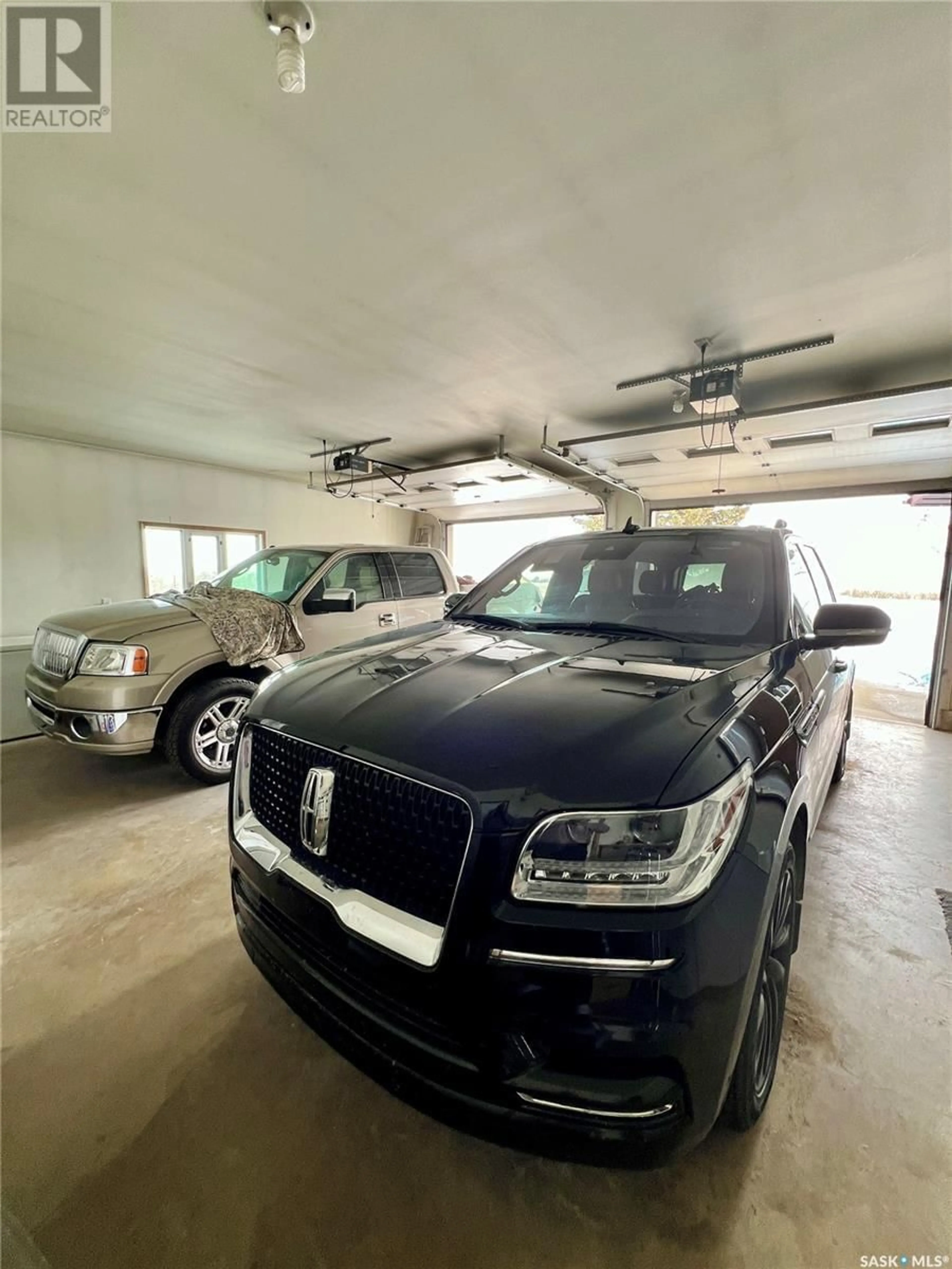 Indoor garage for Schmidt Acreage, Whiska Creek Rm No. 106 Saskatchewan S0N1W0