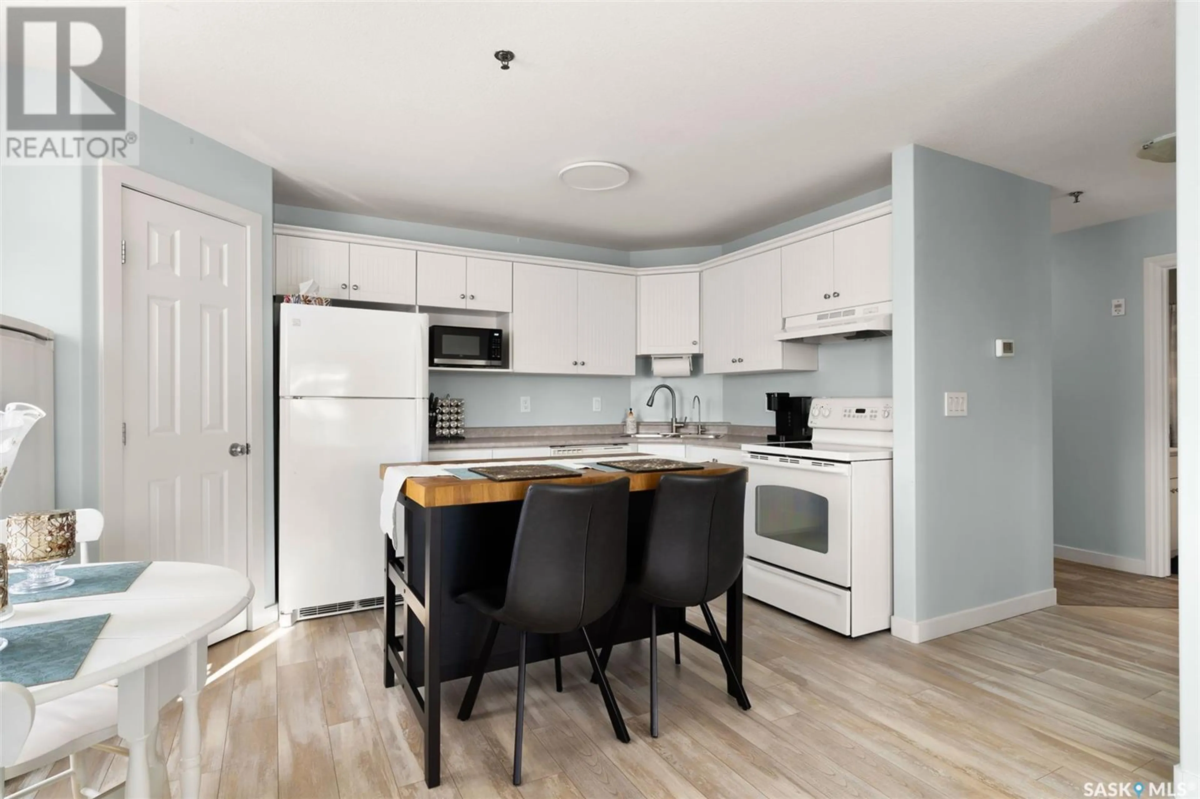 Open concept kitchen, unknown for E - 100 3335 QUANCE STREET, Regina Saskatchewan S4V3G4