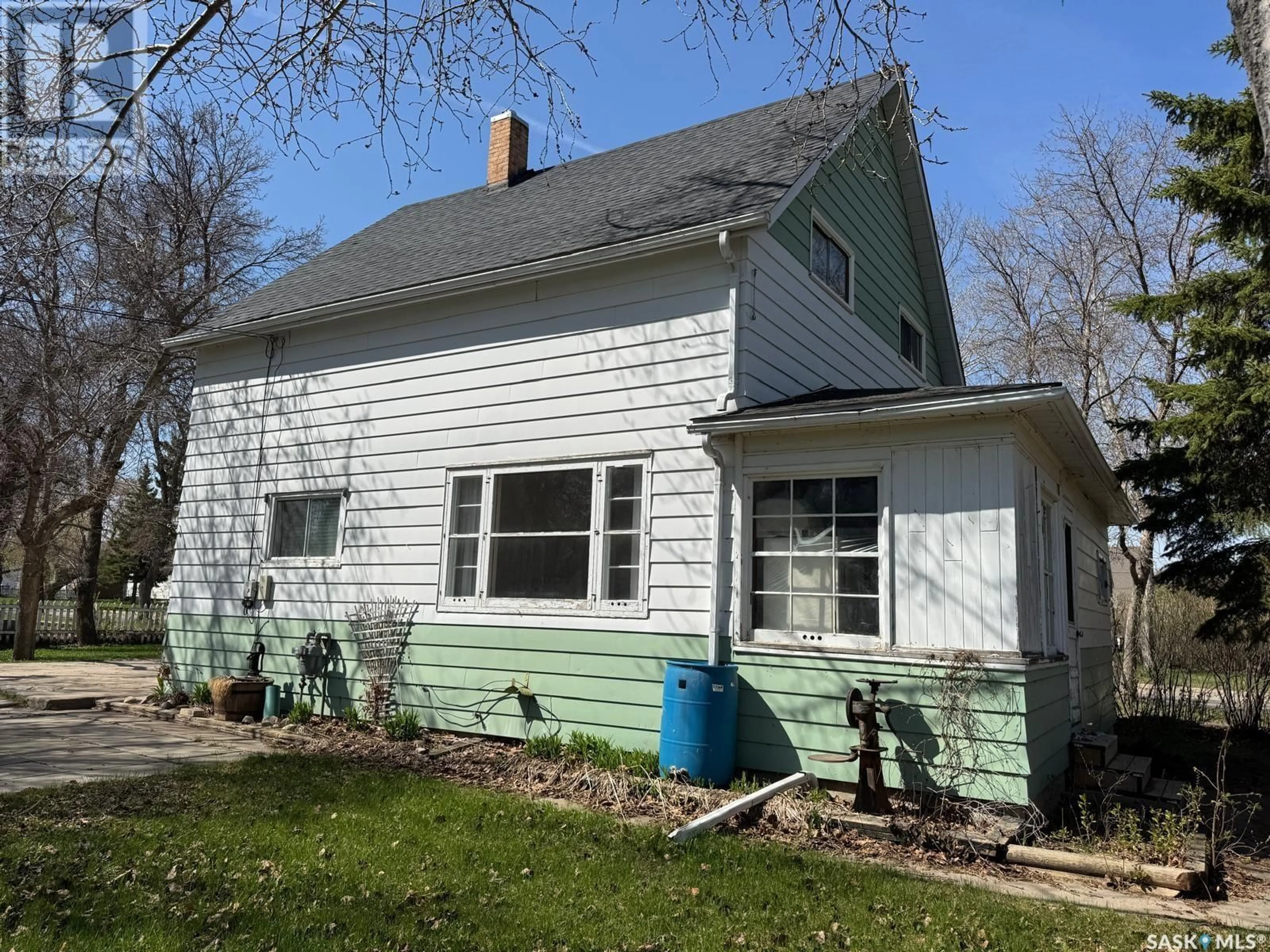 Home with vinyl exterior material, street for 301 3RD STREET, Wynyard Saskatchewan S0A4T0
