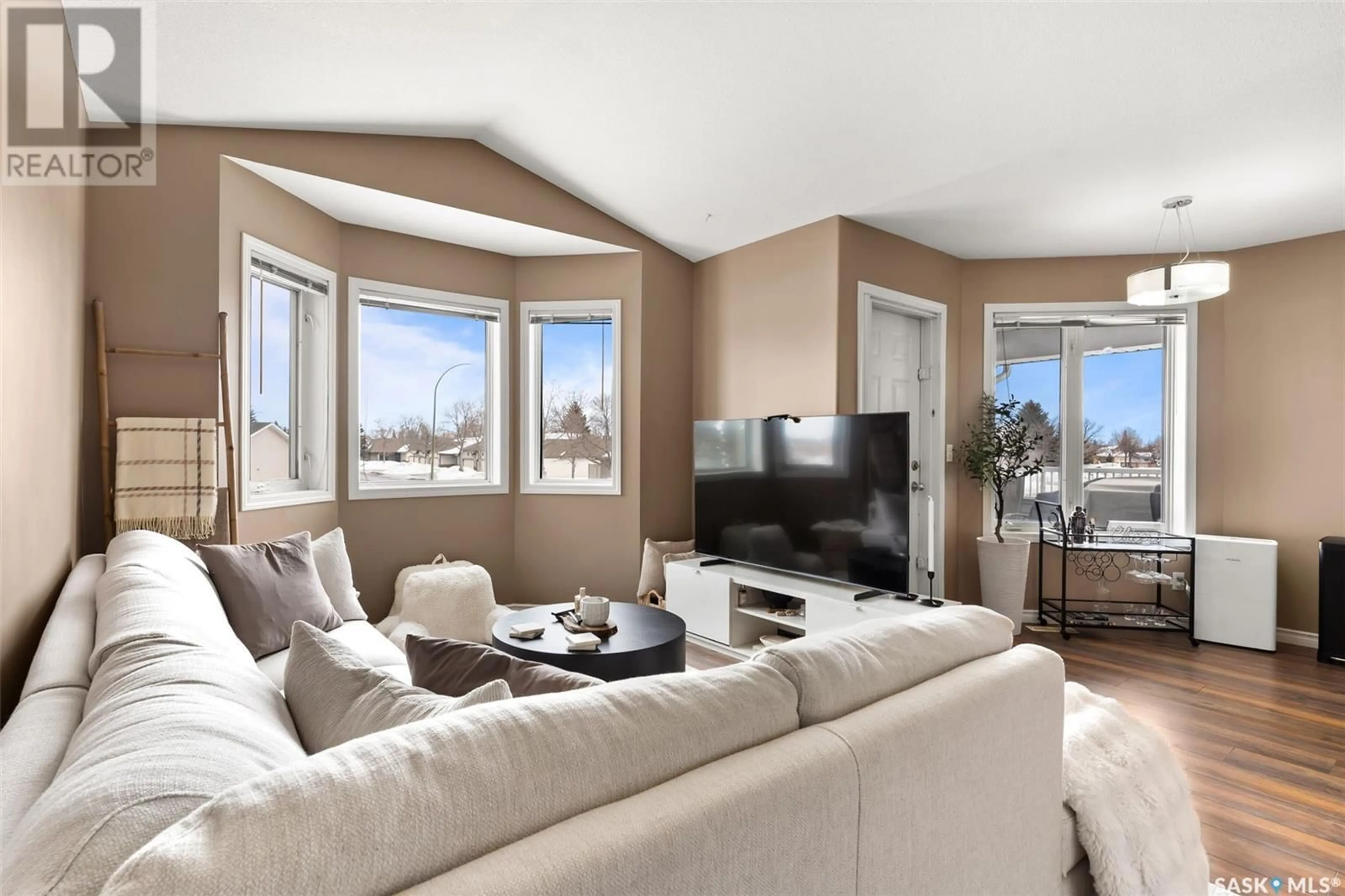 Living room with furniture, unknown for 3279 WOODHAMS DRIVE E, Regina Saskatchewan S4V3A2