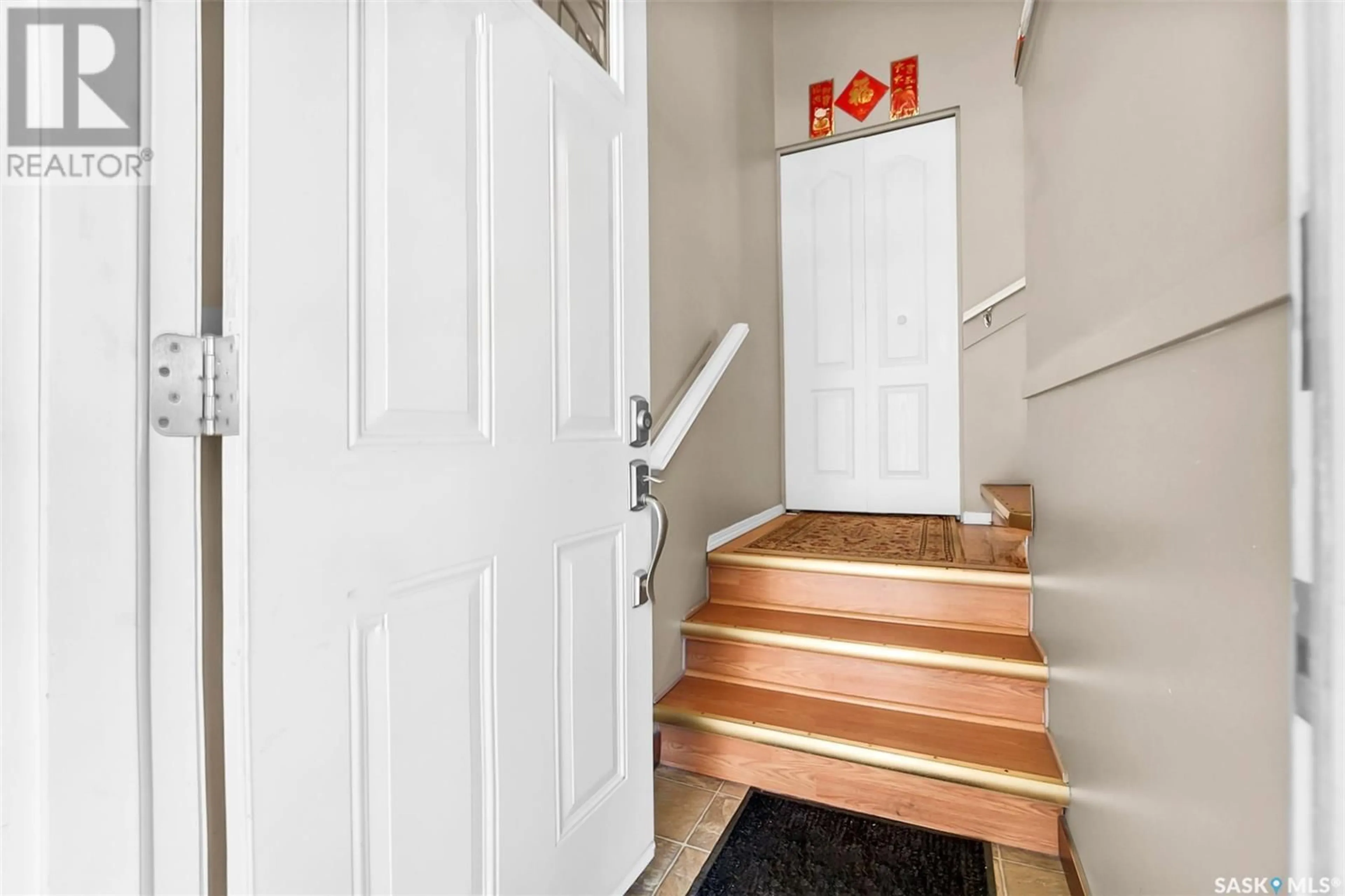 Indoor entryway for 402B GARDINER PLACE, Saskatoon Saskatchewan S7N2S9