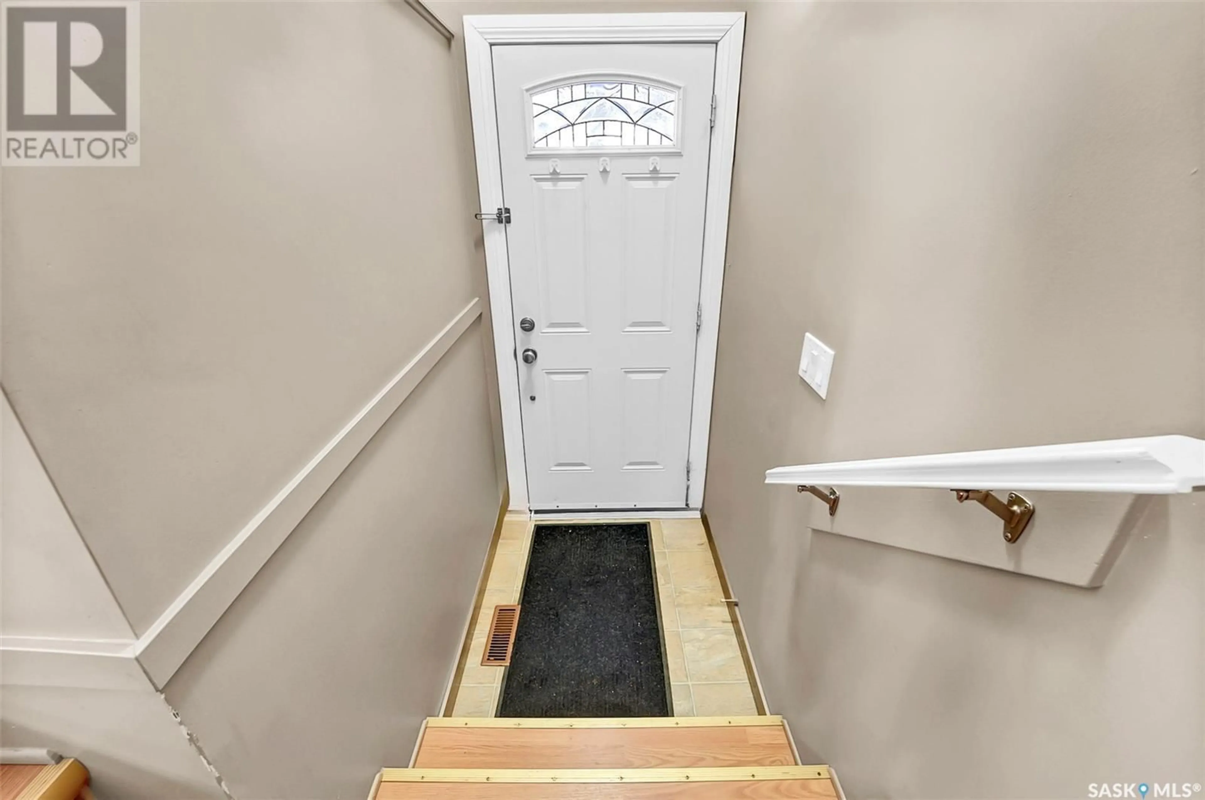 Indoor entryway for 402B GARDINER PLACE, Saskatoon Saskatchewan S7N2S9