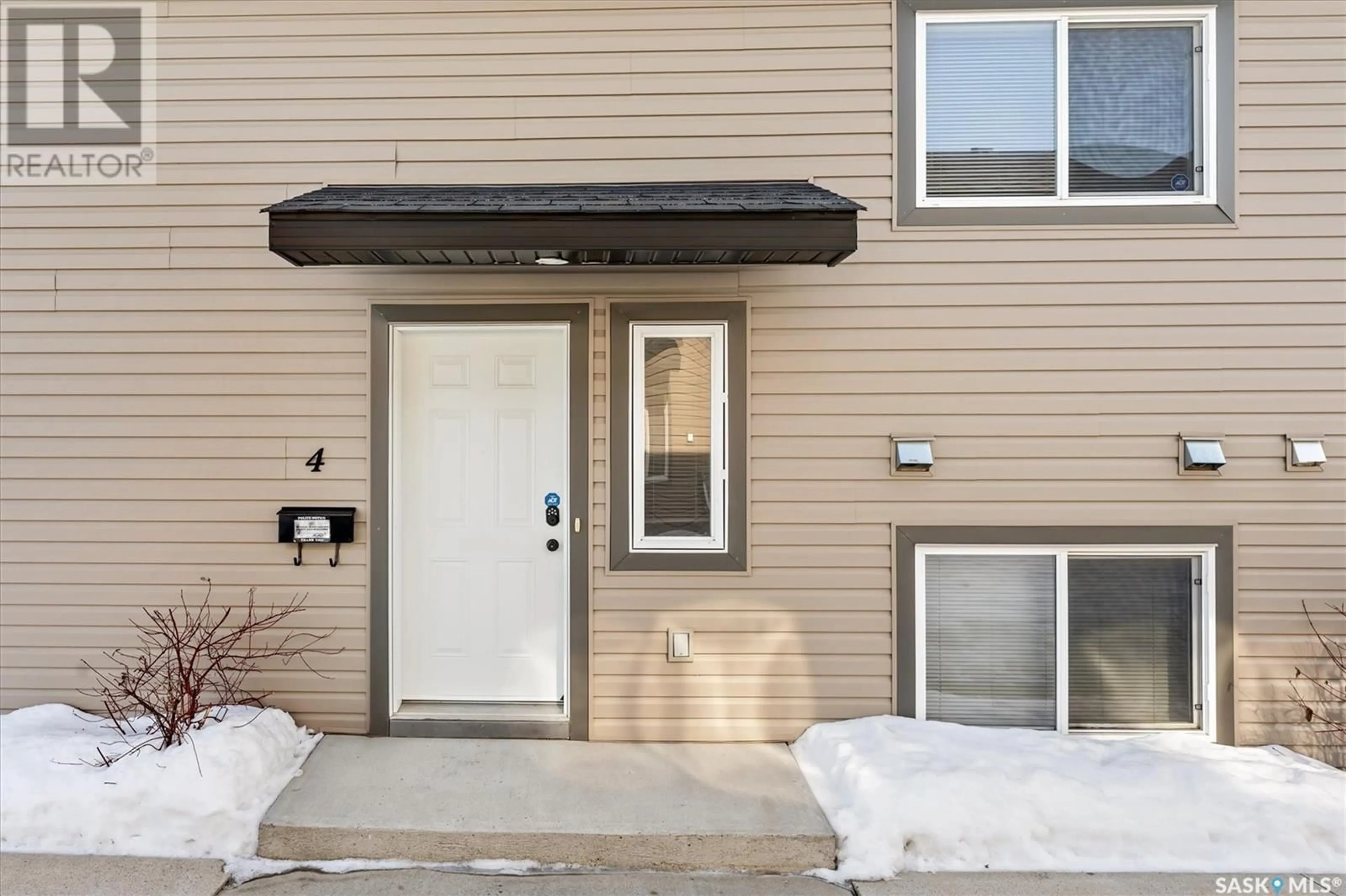 Indoor entryway for 4 112 Hiebert CRESCENT, Martensville Saskatchewan S0K2T2