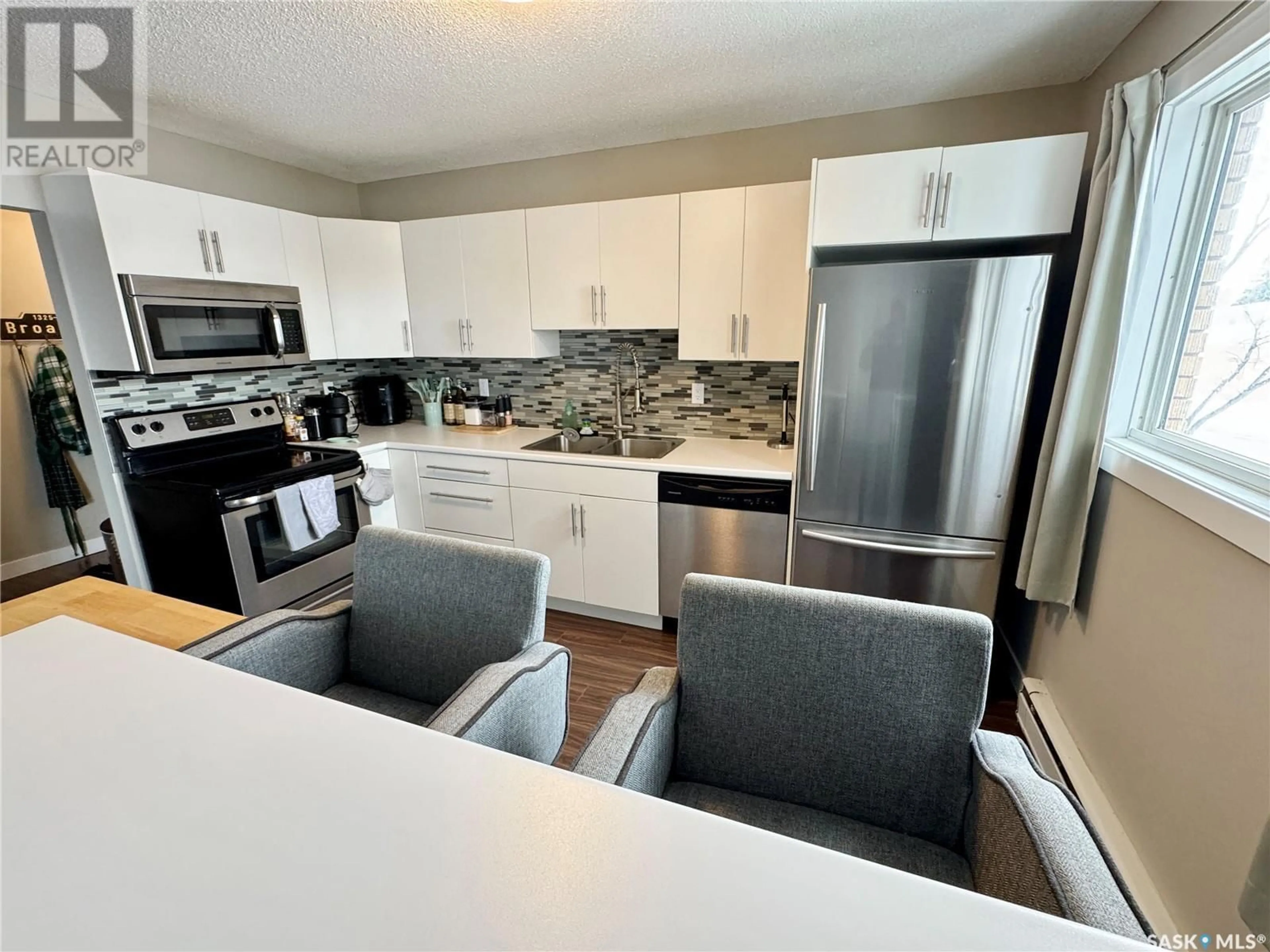 Open concept kitchen, unknown for 10 230 Broadway AVENUE E, Regina Saskatchewan S4N0Z7