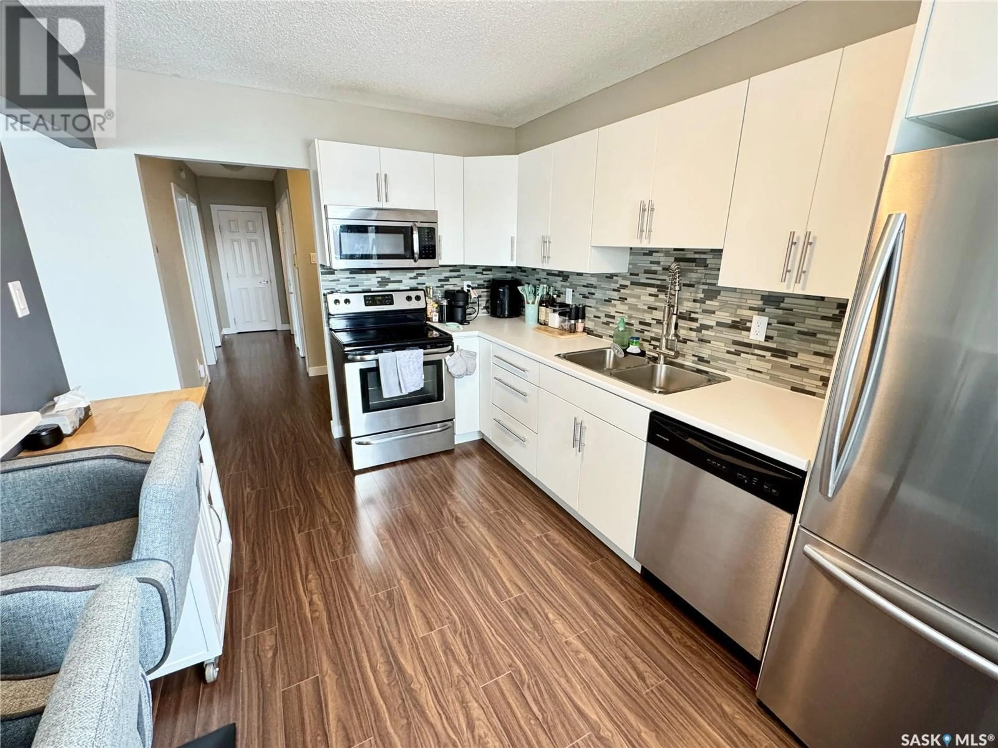 Open concept kitchen, unknown for 10 230 Broadway AVENUE E, Regina Saskatchewan S4N0Z7