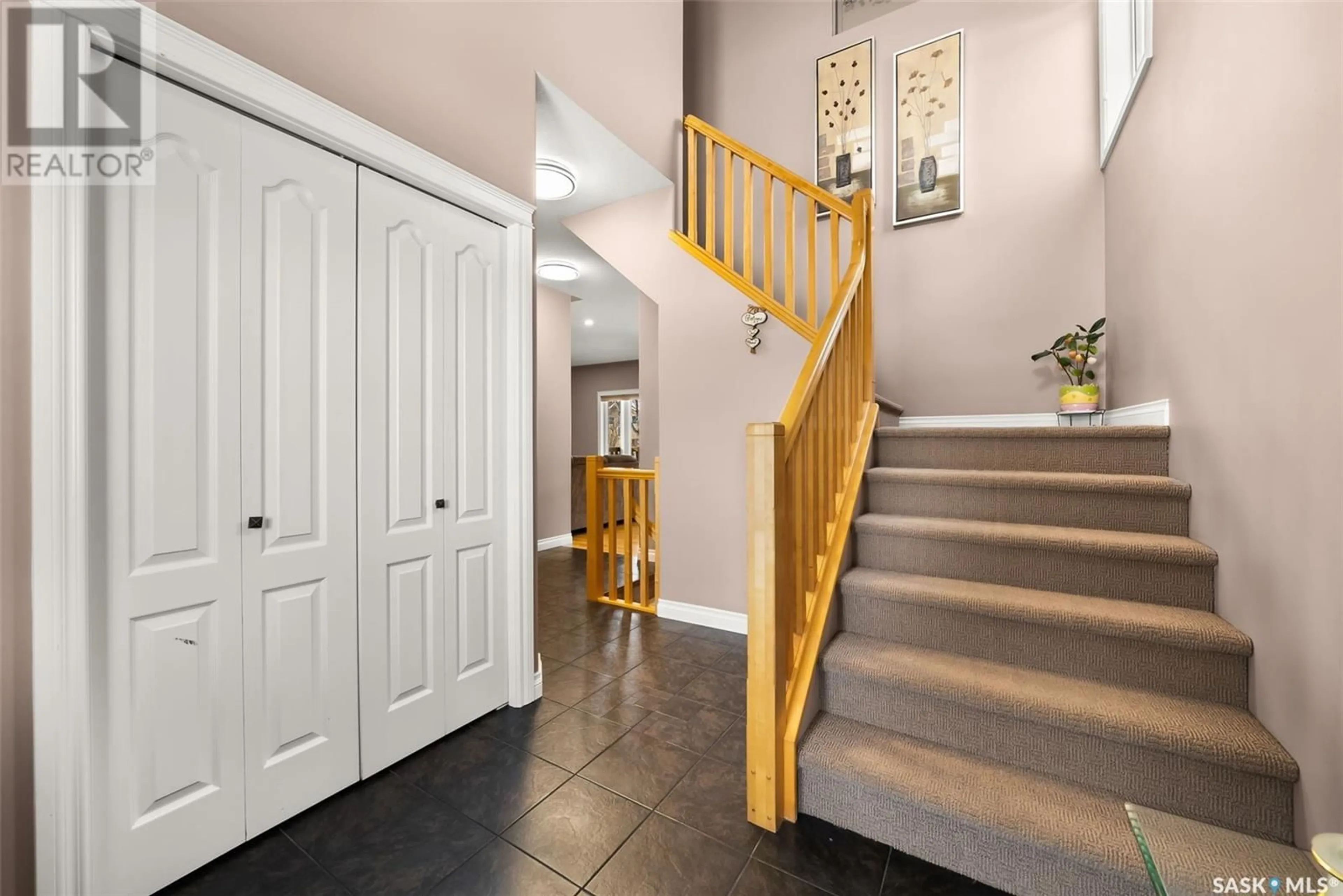 Indoor foyer for 2562 Windsor Park ROAD, Regina Saskatchewan S4V1K4