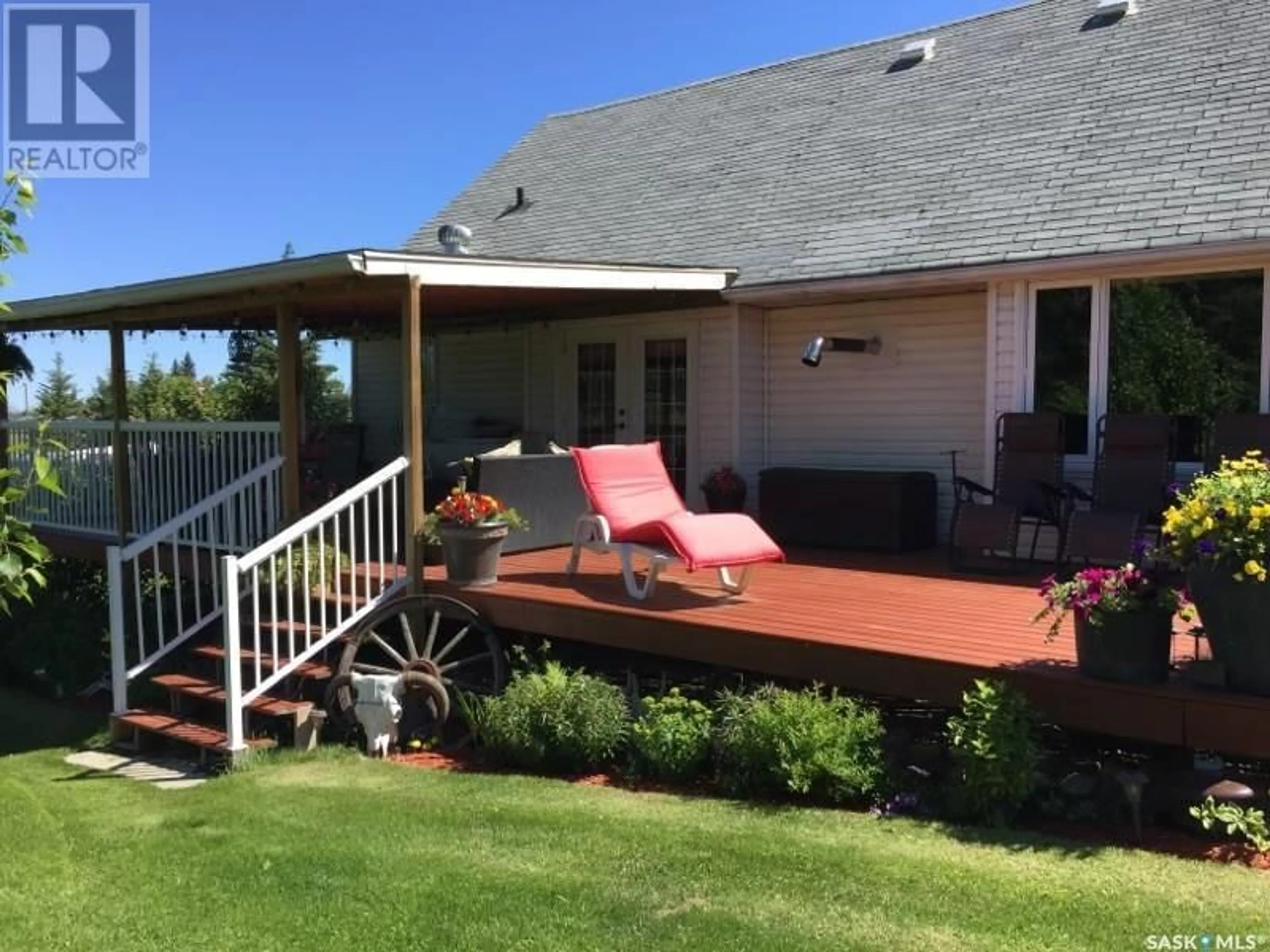 Patio, water/lake/river/ocean view for 113 2nd AVENUE SE, Dorintosh Saskatchewan S0M0T0