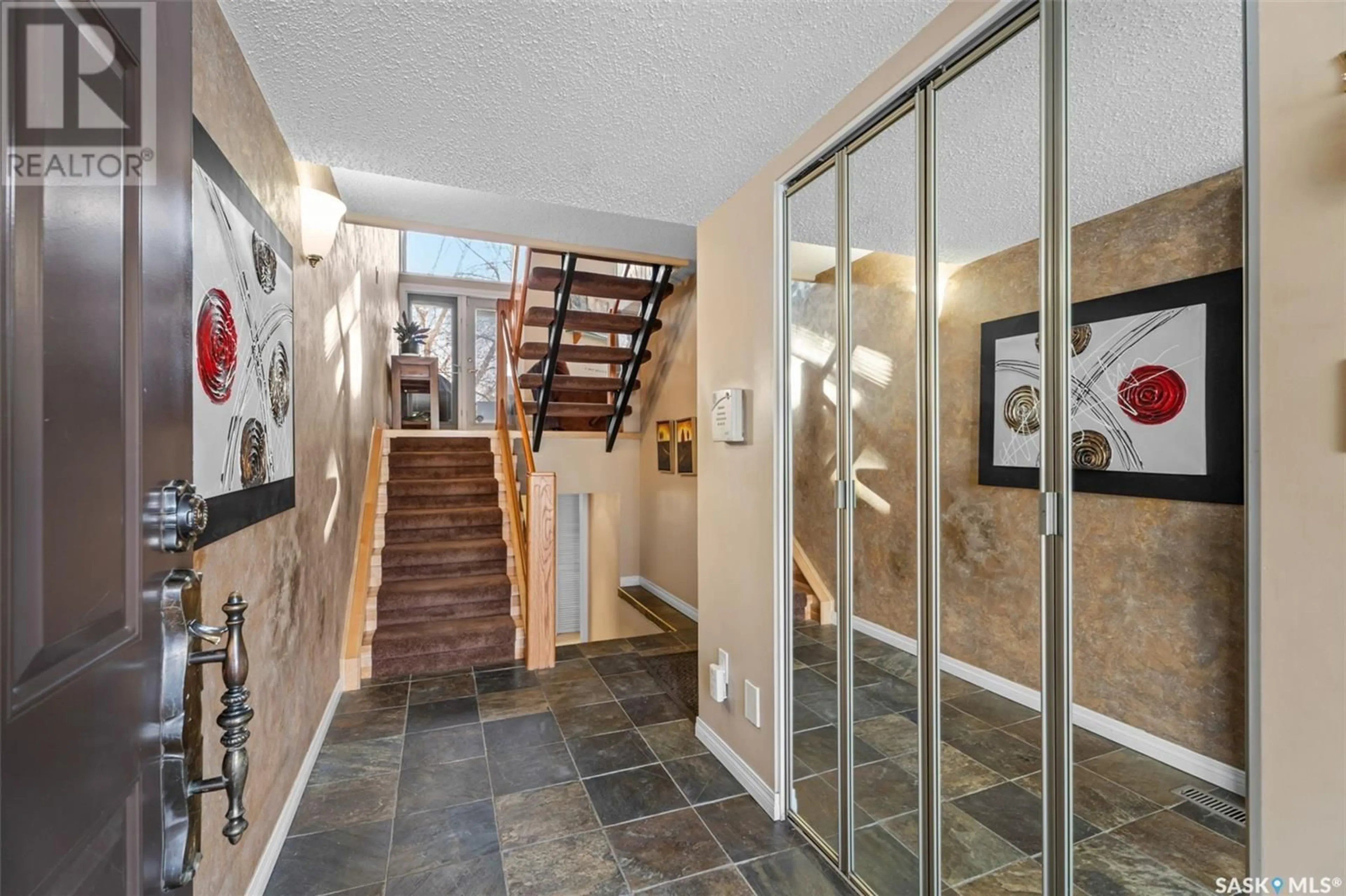 Indoor foyer for 34 455 Pinehouse DRIVE, Saskatoon Saskatchewan S7K5X1