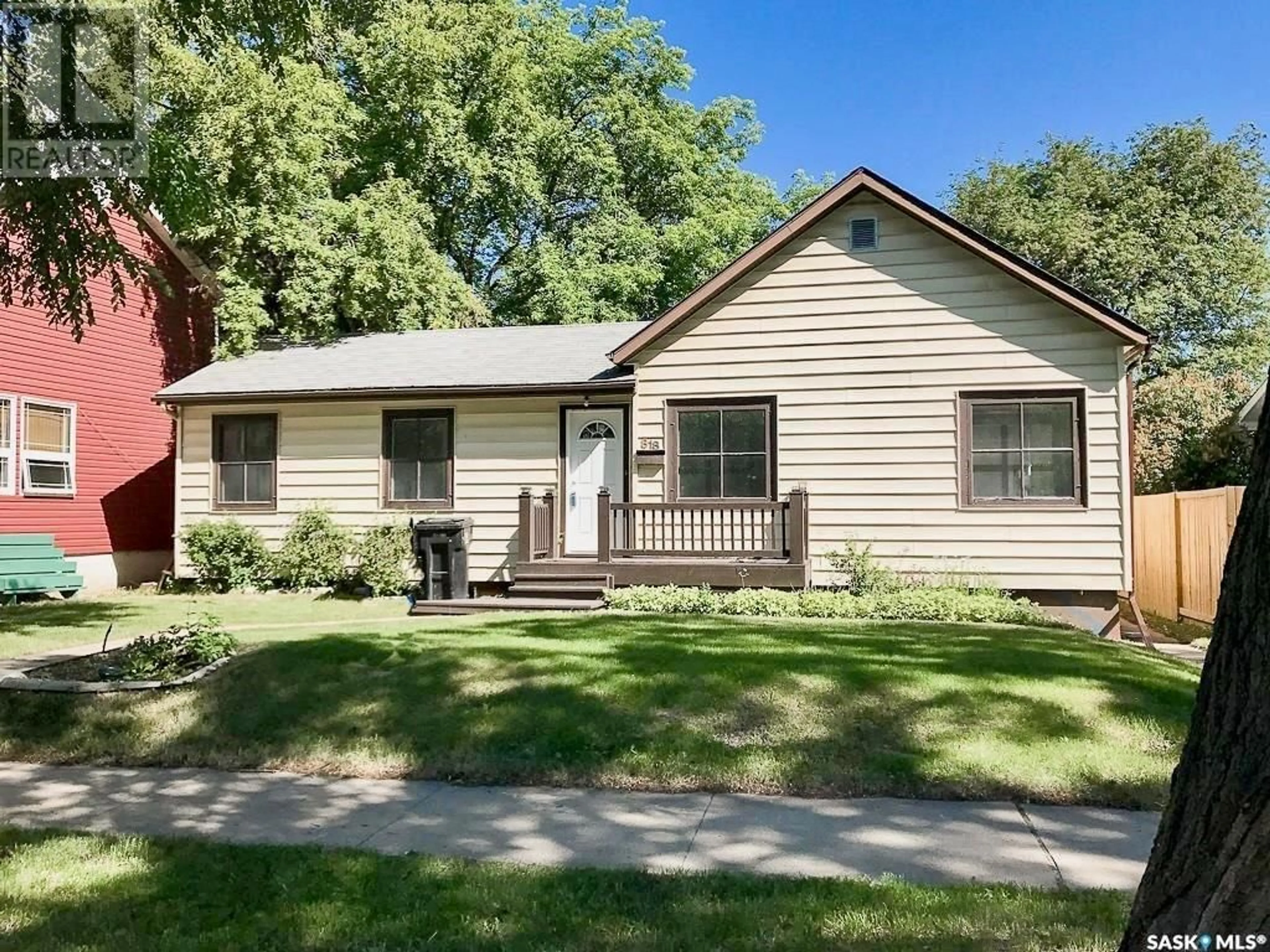 Home with vinyl exterior material, street for 818 29th STREET W, Saskatoon Saskatchewan S7L0A3