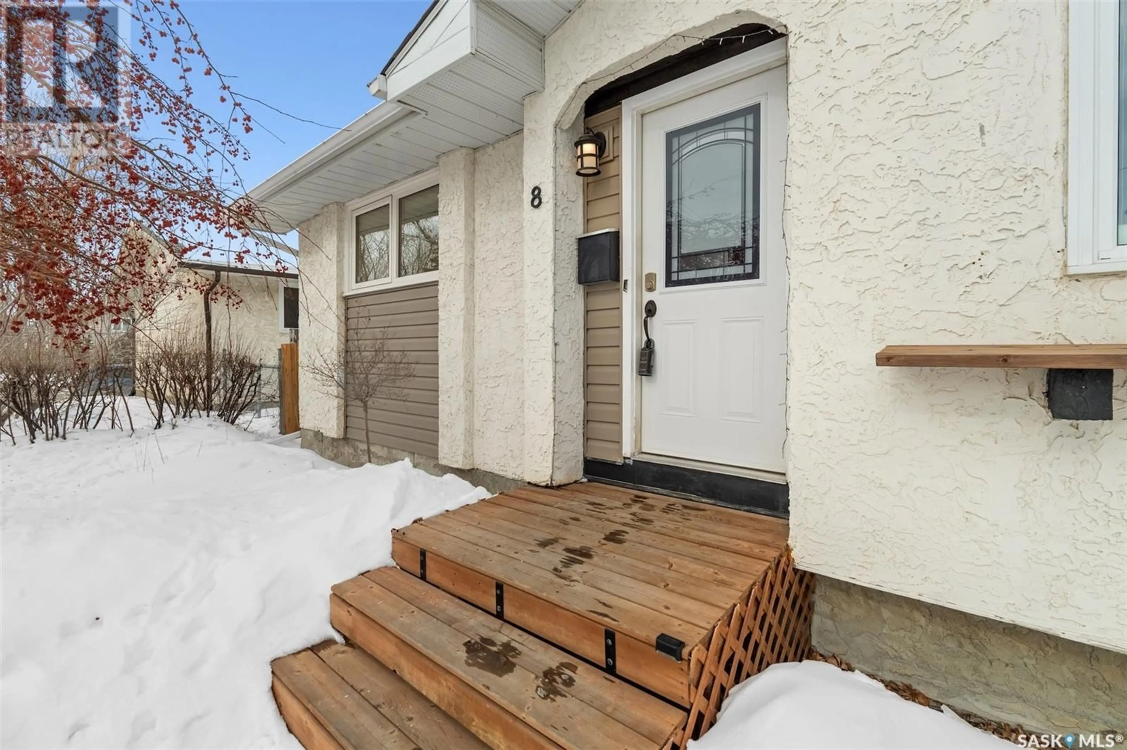 Indoor entryway for 8 Hodges BAY, Regina Saskatchewan S4N4R1