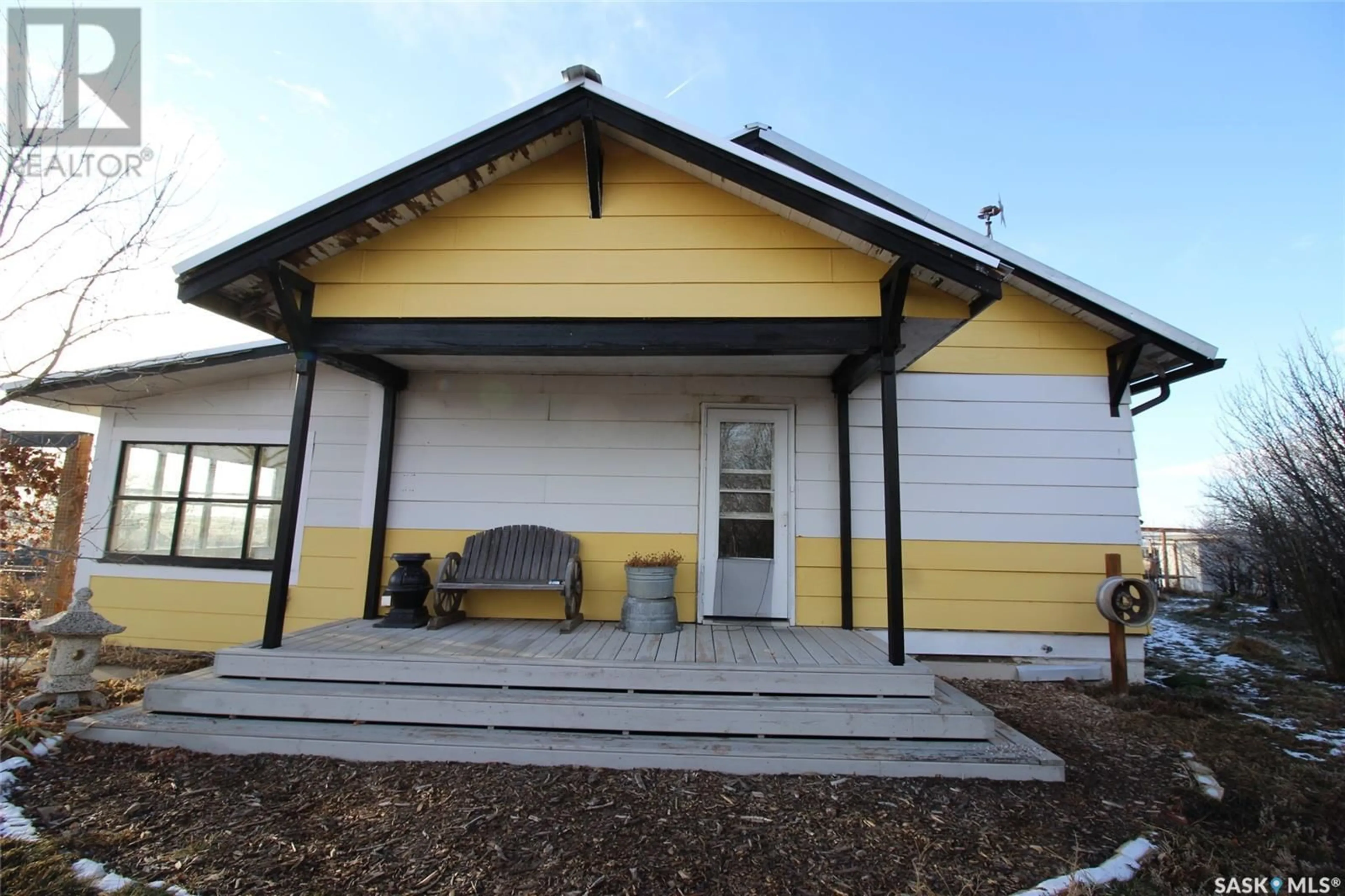 Home with vinyl exterior material, building for Shaunavon Acreage, Grassy Creek Rm No. 78 Saskatchewan S0N2M0