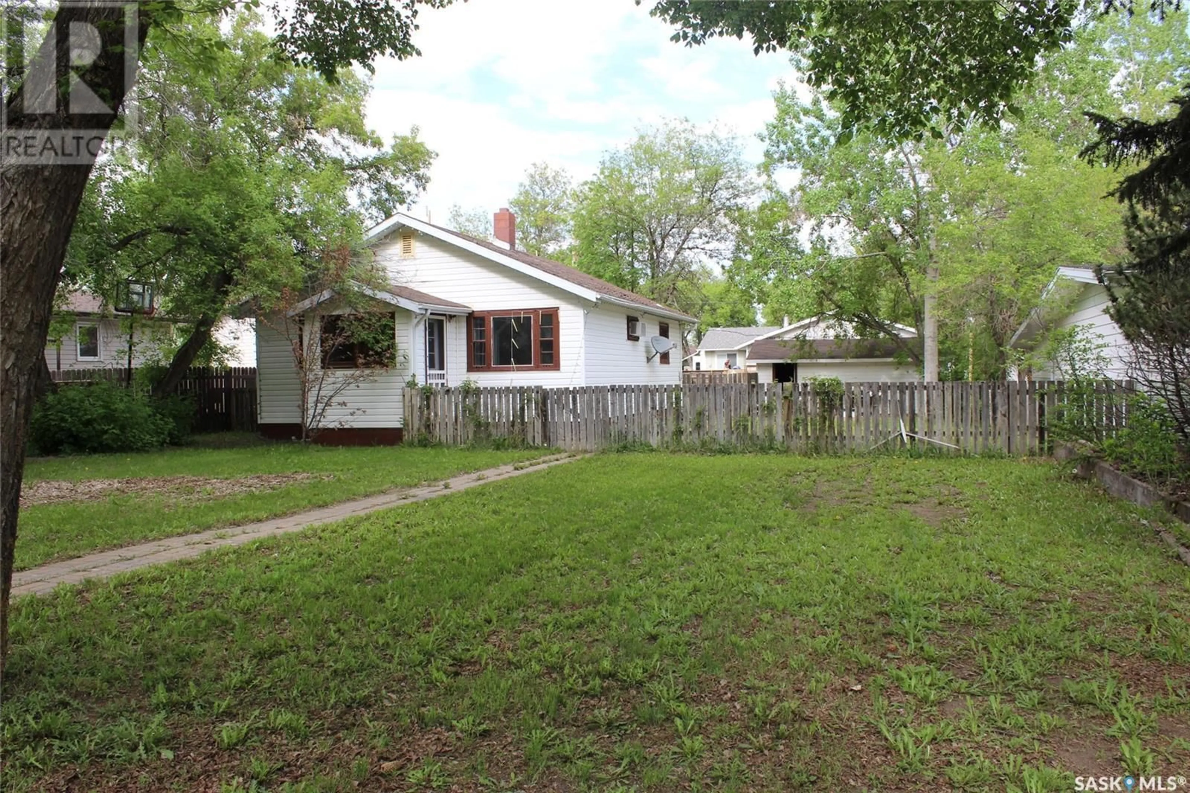 A pic from outside/outdoor area/front of a property/back of a property/a pic from drone, street for 724 3RD STREET, Shaunavon Saskatchewan S0N2M0