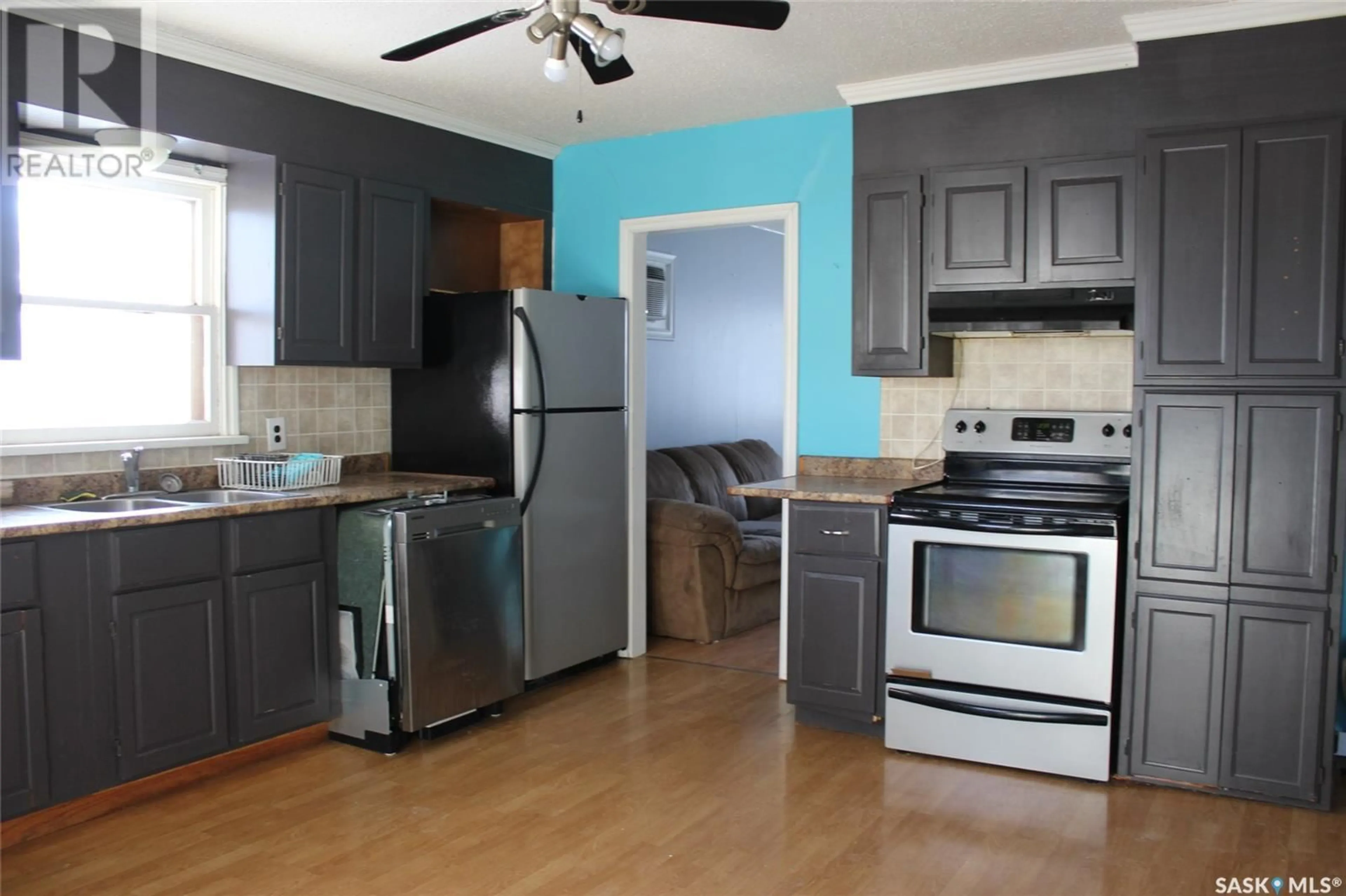 Standard kitchen, wood/laminate floor for 724 3RD STREET, Shaunavon Saskatchewan S0N2M0