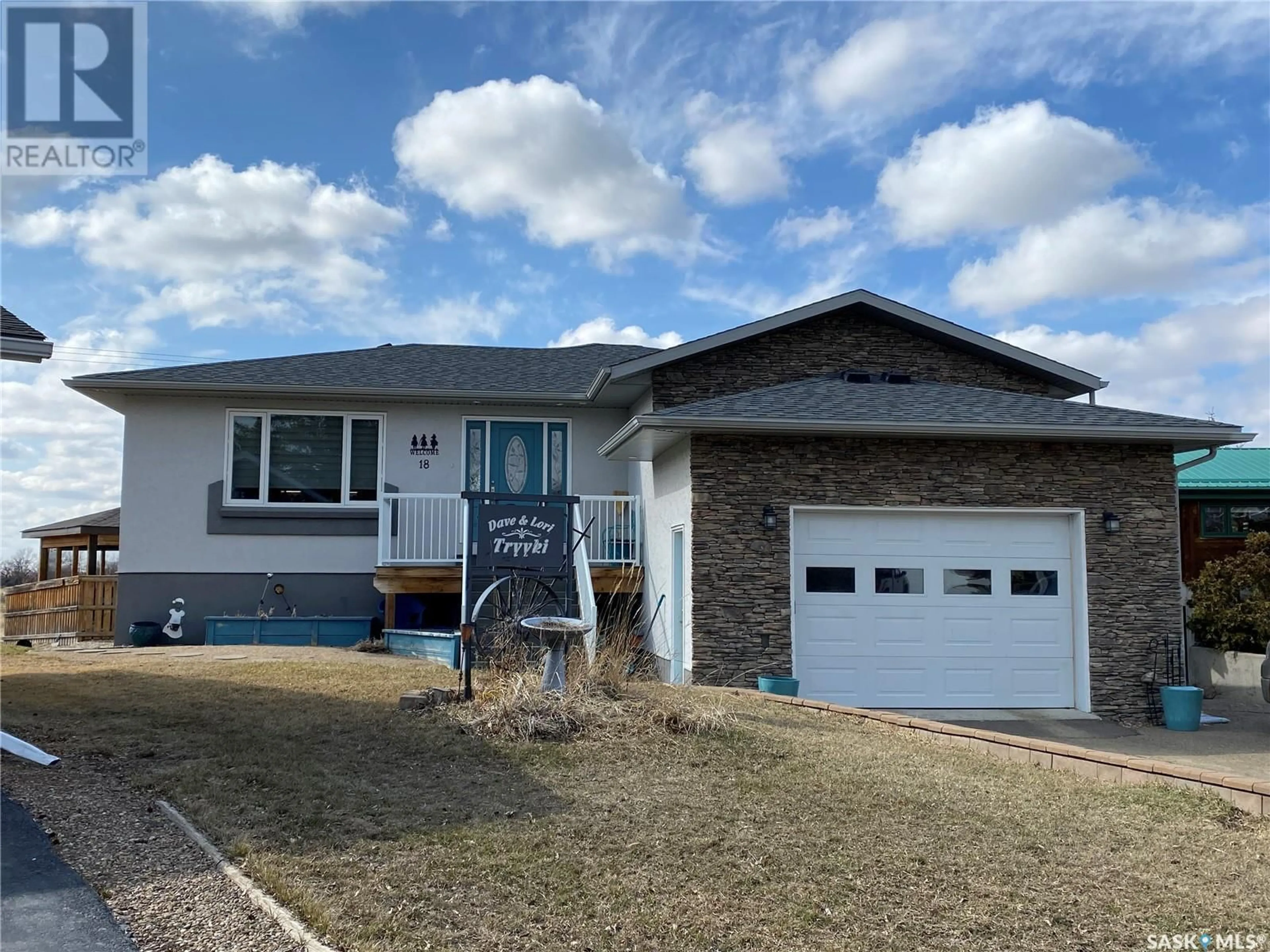 Home with vinyl exterior material, street for 18 Chinook PLACE, Maple Creek Saskatchewan S0N1N0