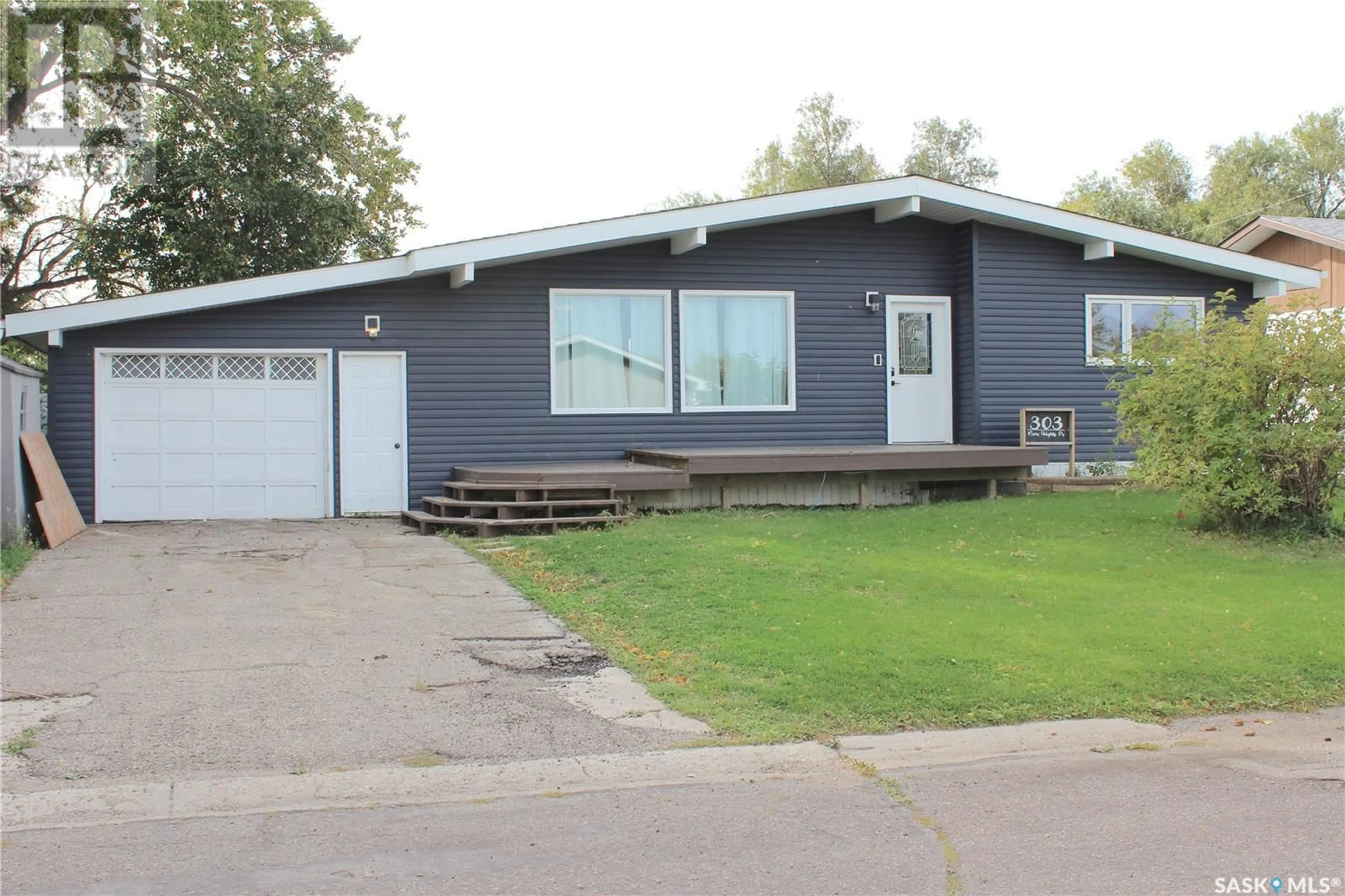 Home with vinyl exterior material, street for 303 RIVER HEIGHTS DRIVE, Langenburg Saskatchewan S0A2A0