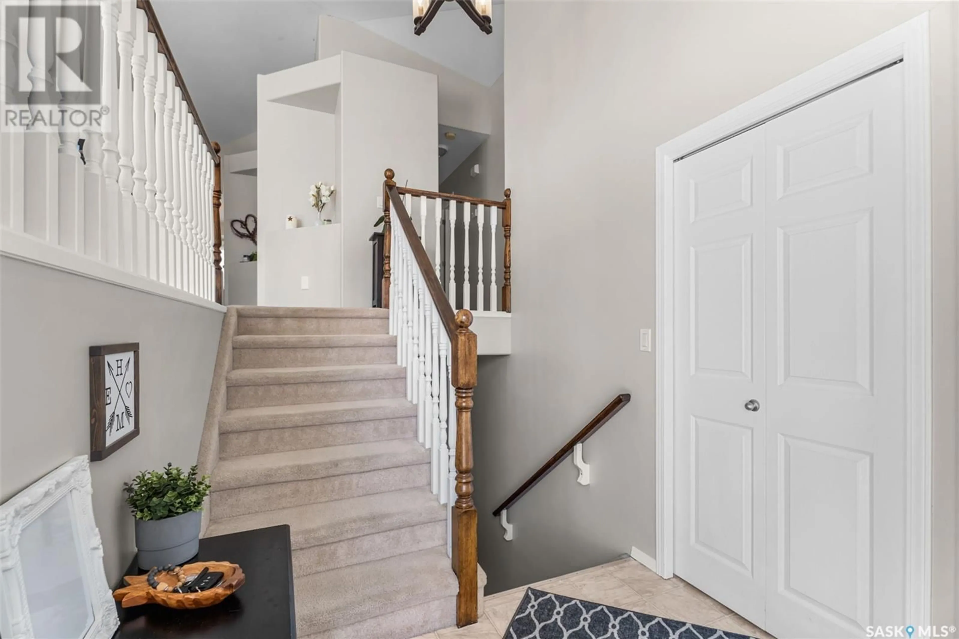 Indoor entryway for 406 Buckwold COVE, Saskatoon Saskatchewan S7N4V9