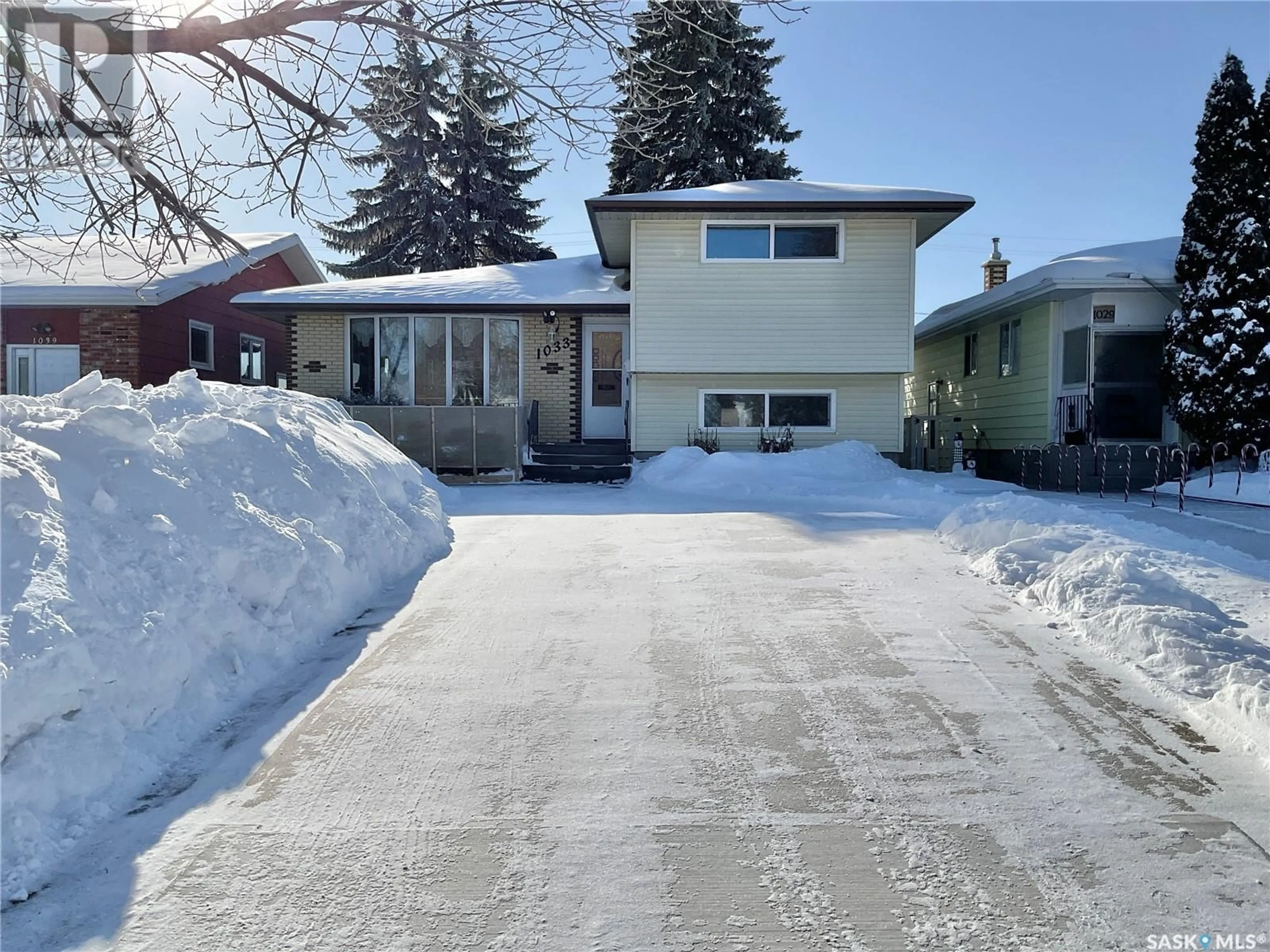 A pic from outside/outdoor area/front of a property/back of a property/a pic from drone, street for 1033 12th AVENUE E, Regina Saskatchewan S4N4W1