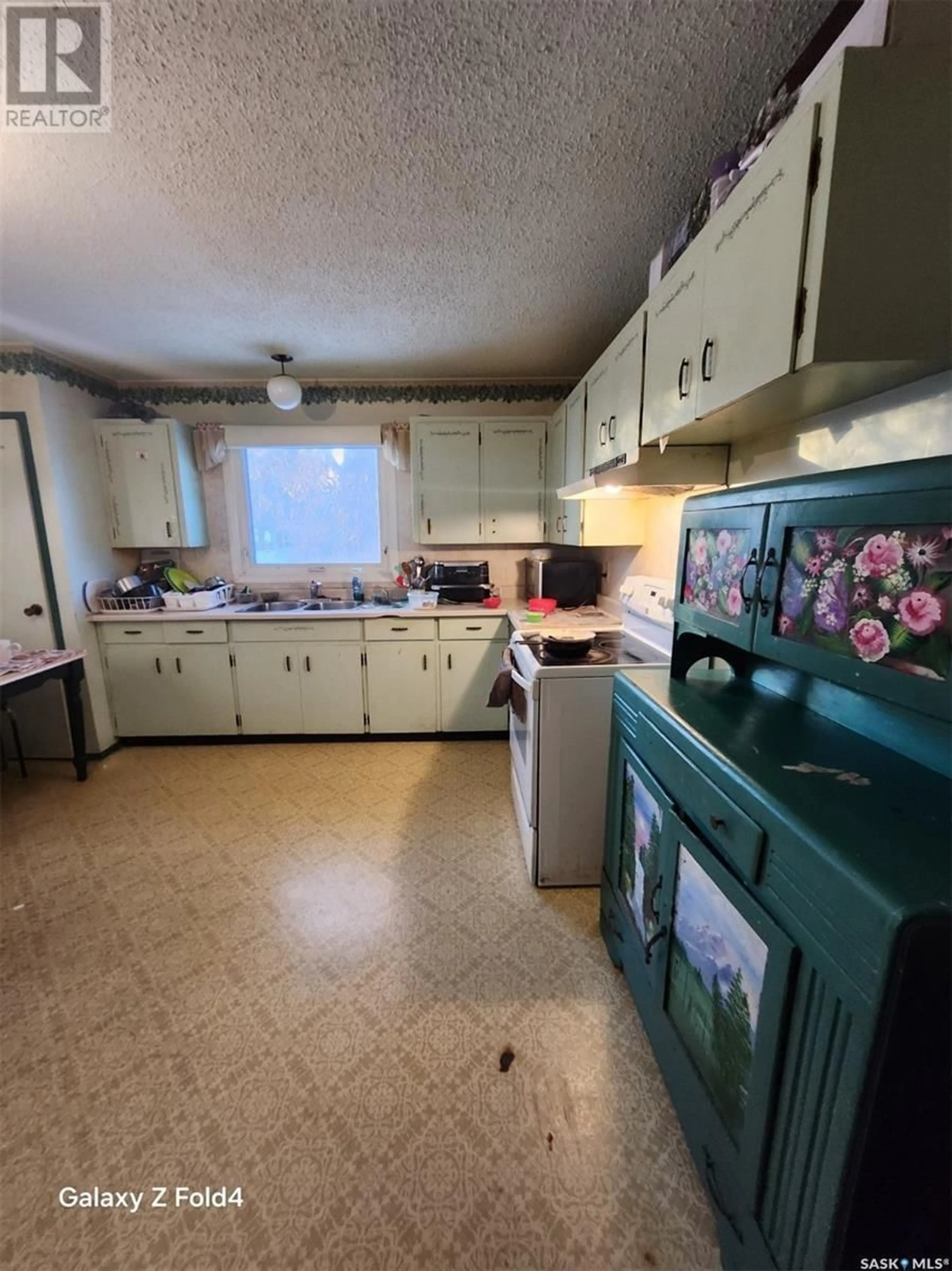 Kitchen with laundary machines, unknown for 60 BOWERMAN CRESCENT, Prince Albert Saskatchewan S6V6G4