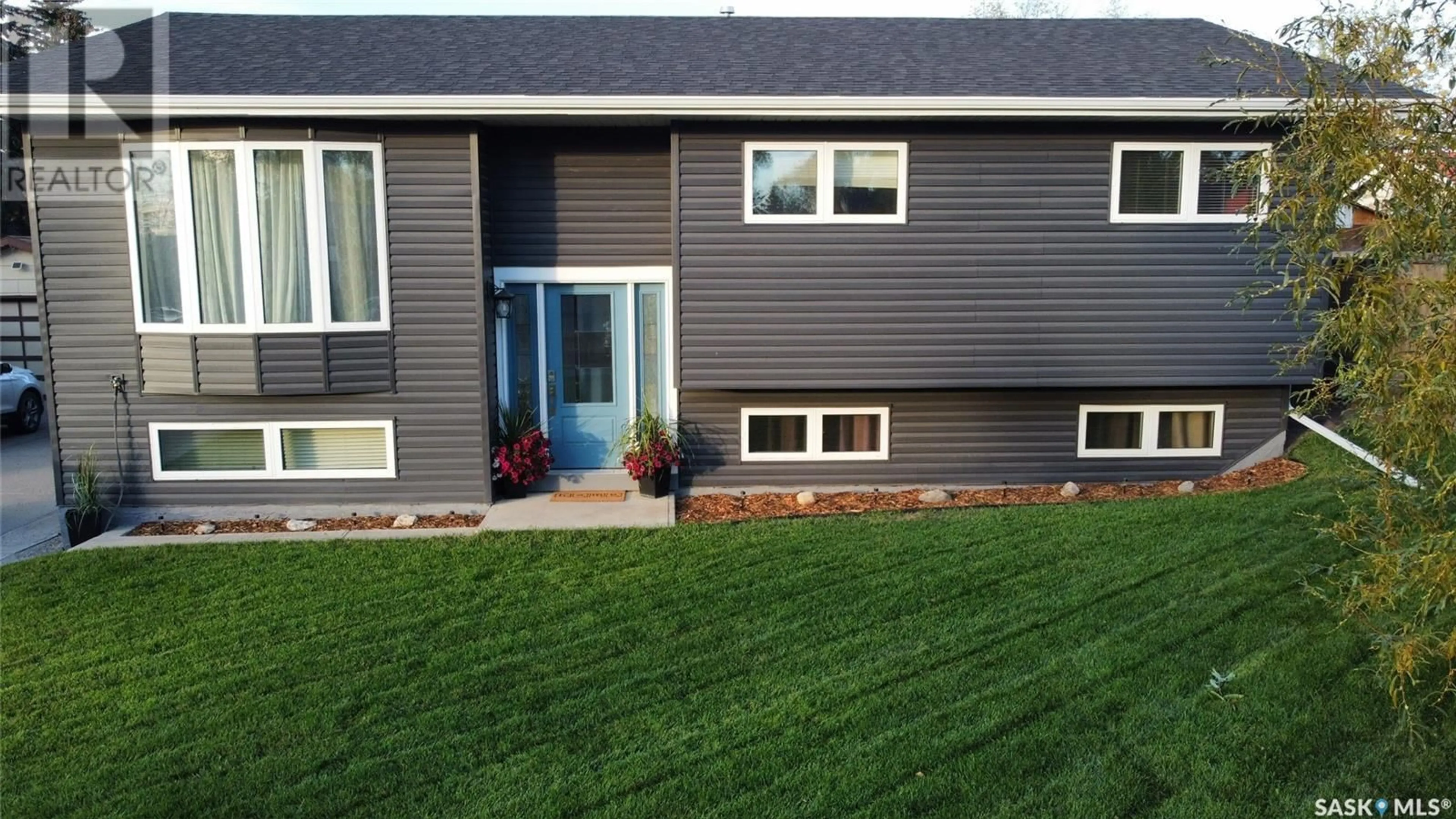 Home with vinyl exterior material, street for 405 3rd AVENUE W, Biggar Saskatchewan S0K0M0