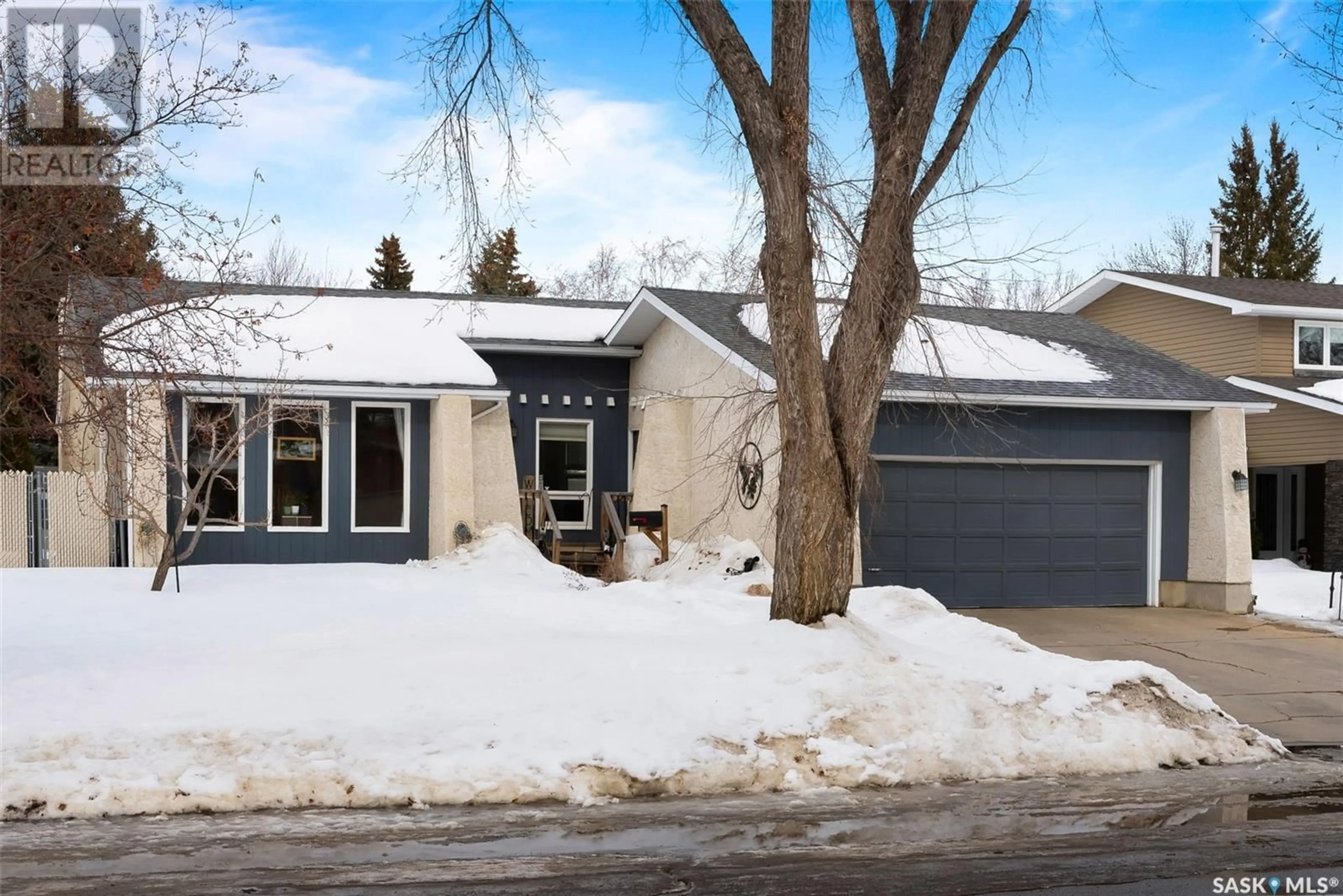 Home with vinyl exterior material, street for 154 Lincoln DRIVE, Regina Saskatchewan S4S6R4