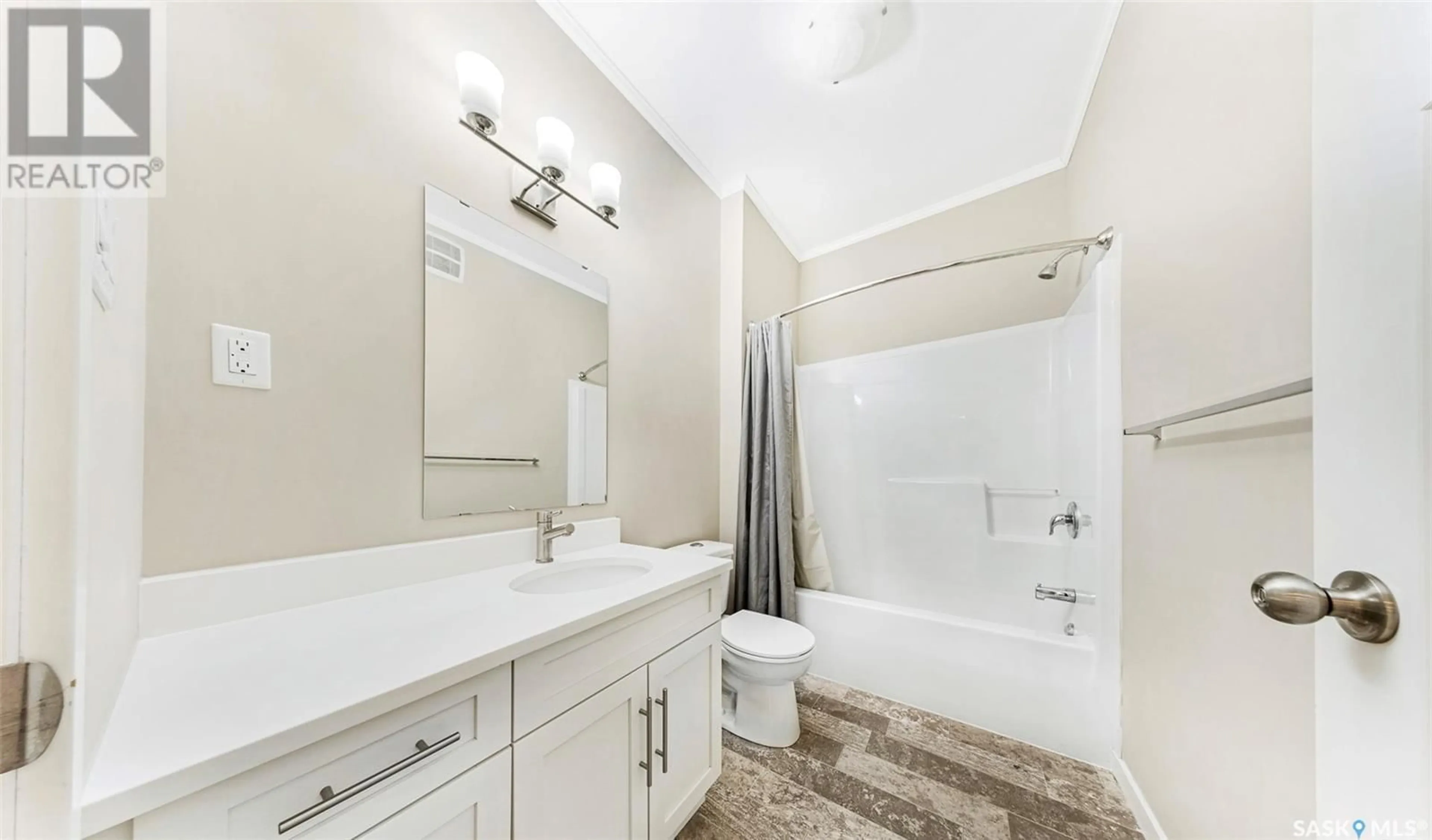 Standard bathroom, ceramic/tile floor for 212 720 Baltzan BOULEVARD, Saskatoon Saskatchewan S7W0W6