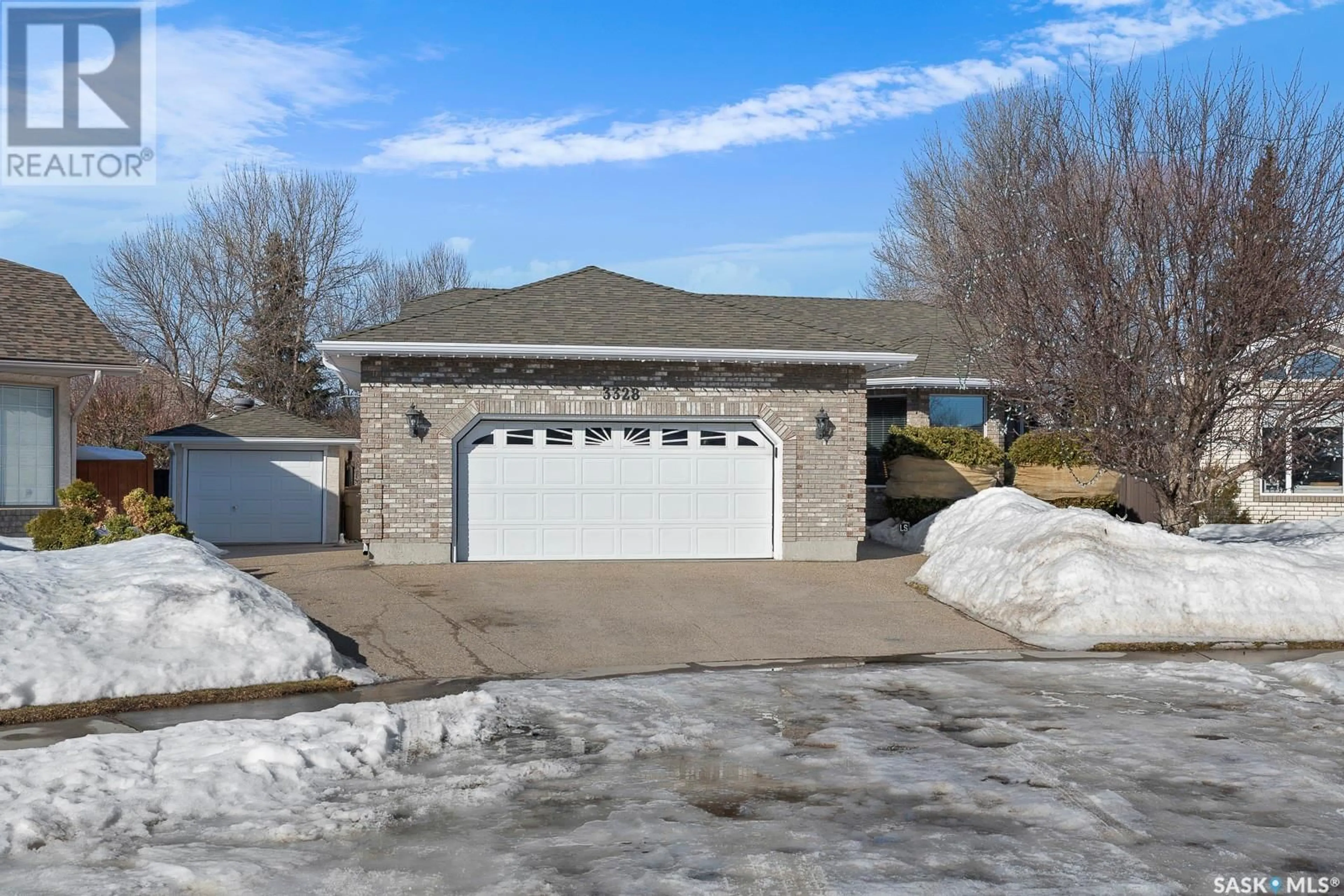 Indoor garage for 3328 GLOUCESTER BAY, Regina Saskatchewan S4V2T9