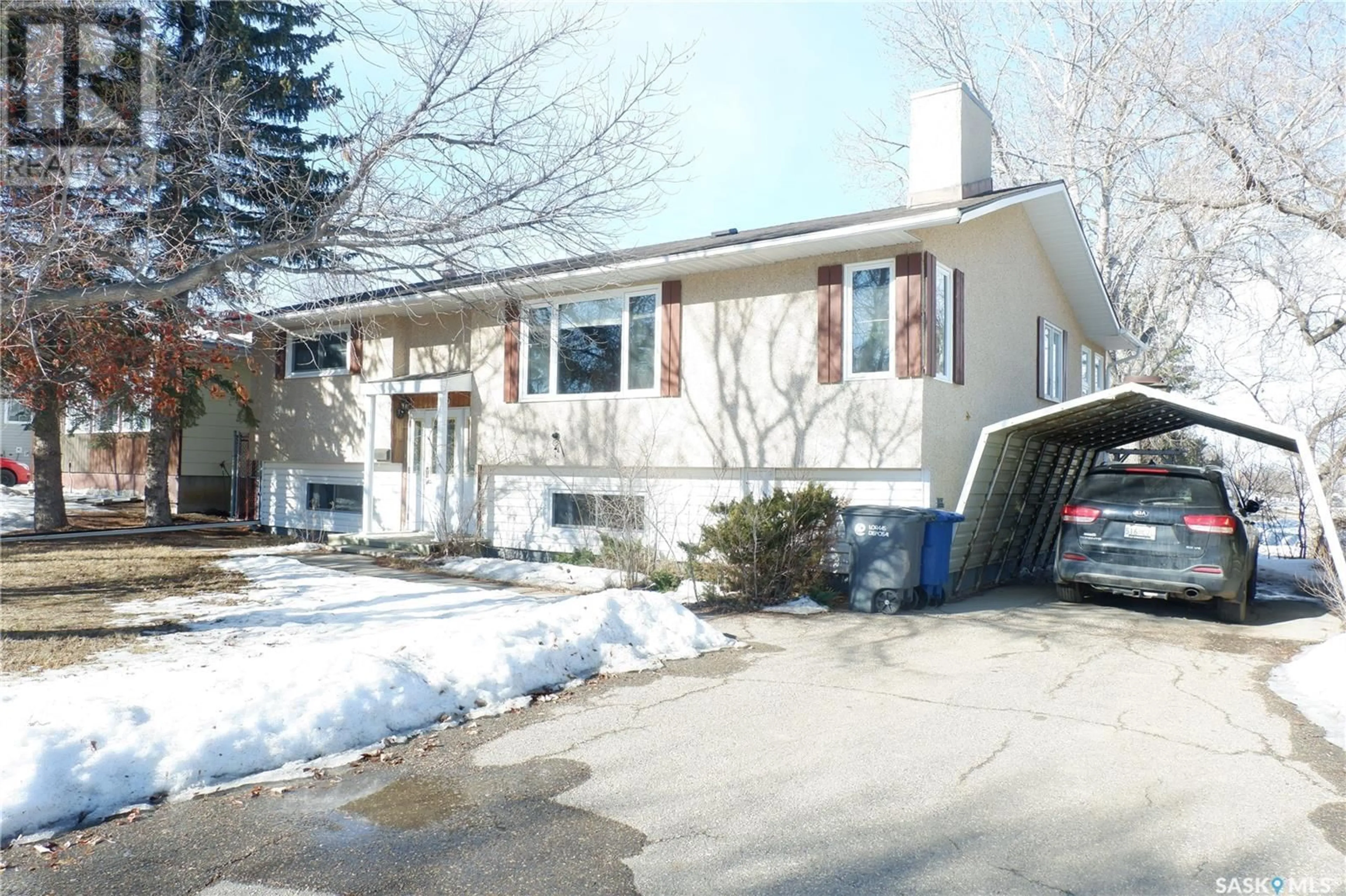 Home with vinyl exterior material, street for 529 6th AVENUE E, Assiniboia Saskatchewan S0H0B0