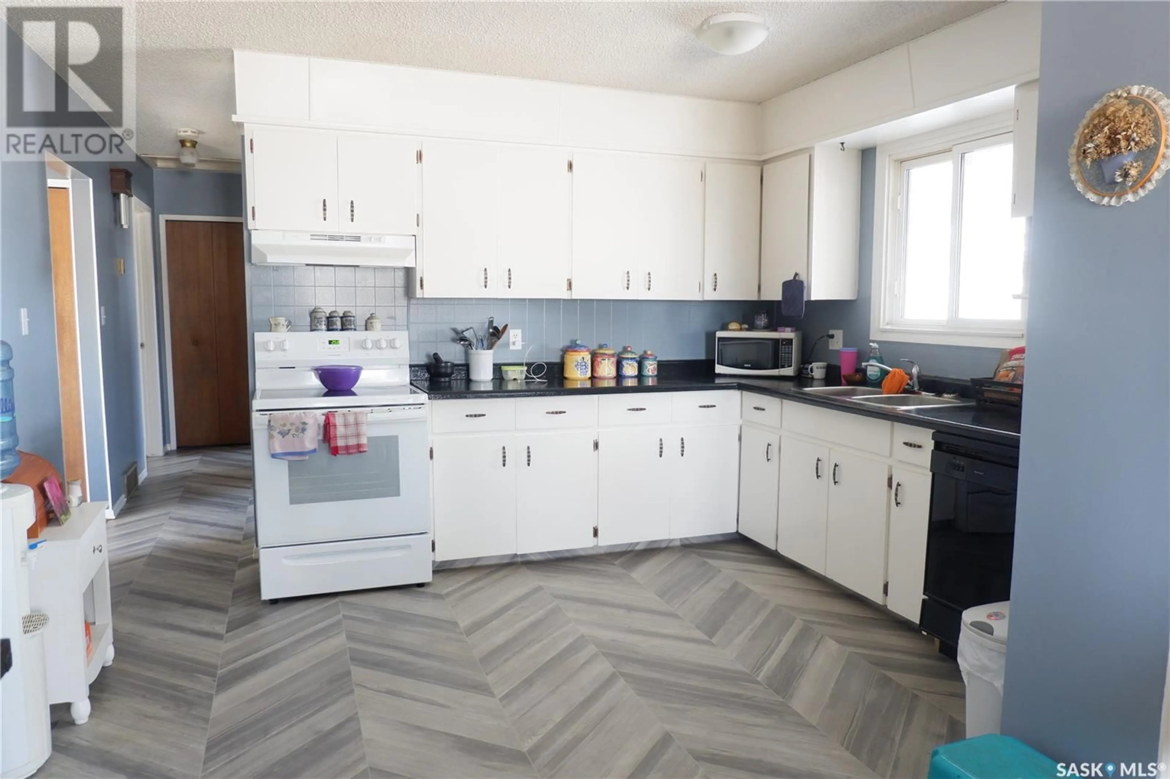 Standard kitchen, unknown for 529 6th AVENUE E, Assiniboia Saskatchewan S0H0B0