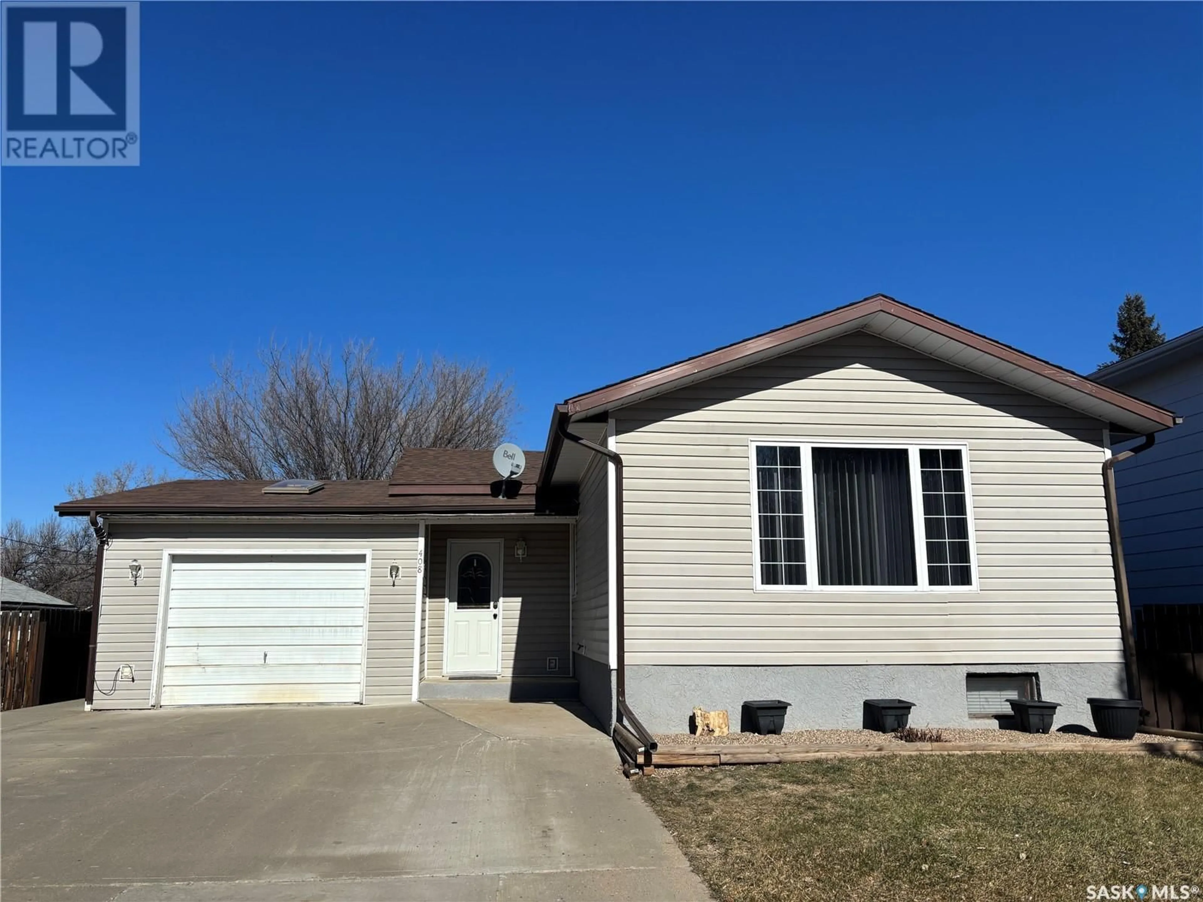 Home with vinyl exterior material, street for 408 PARSONS AVENUE, Maple Creek Saskatchewan S0N1N0