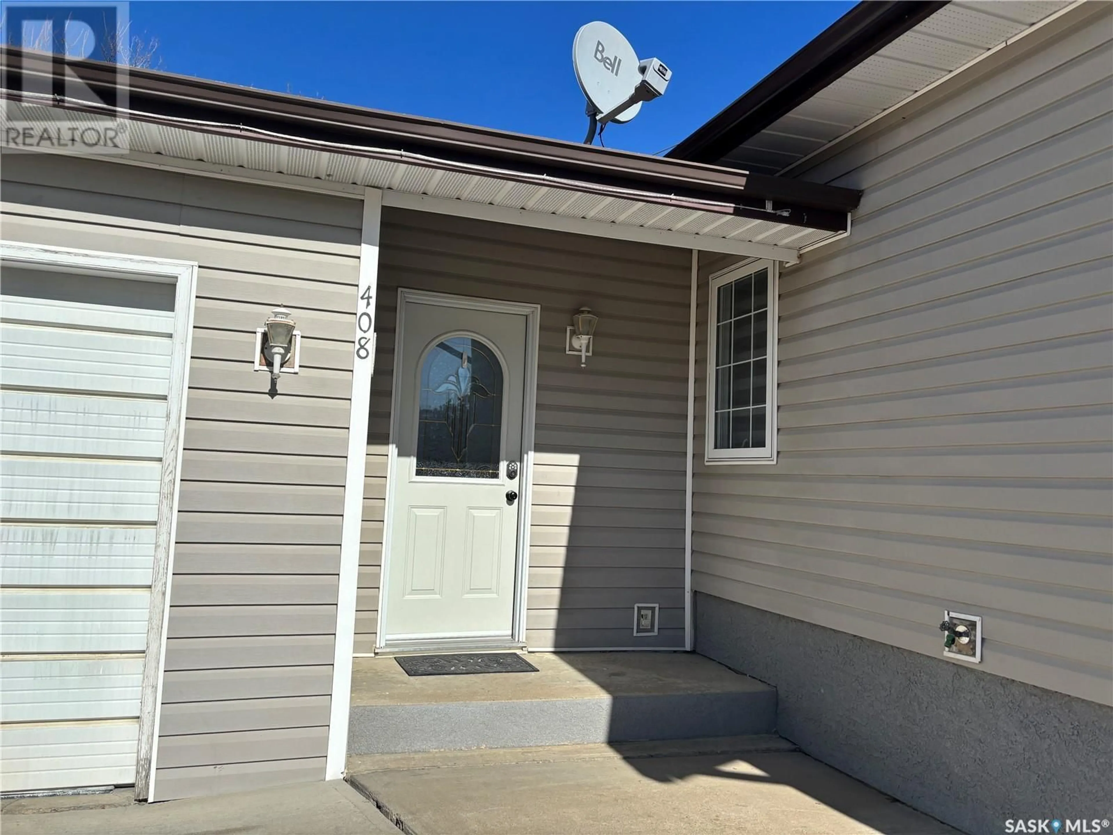 Home with vinyl exterior material, street for 408 PARSONS AVENUE, Maple Creek Saskatchewan S0N1N0