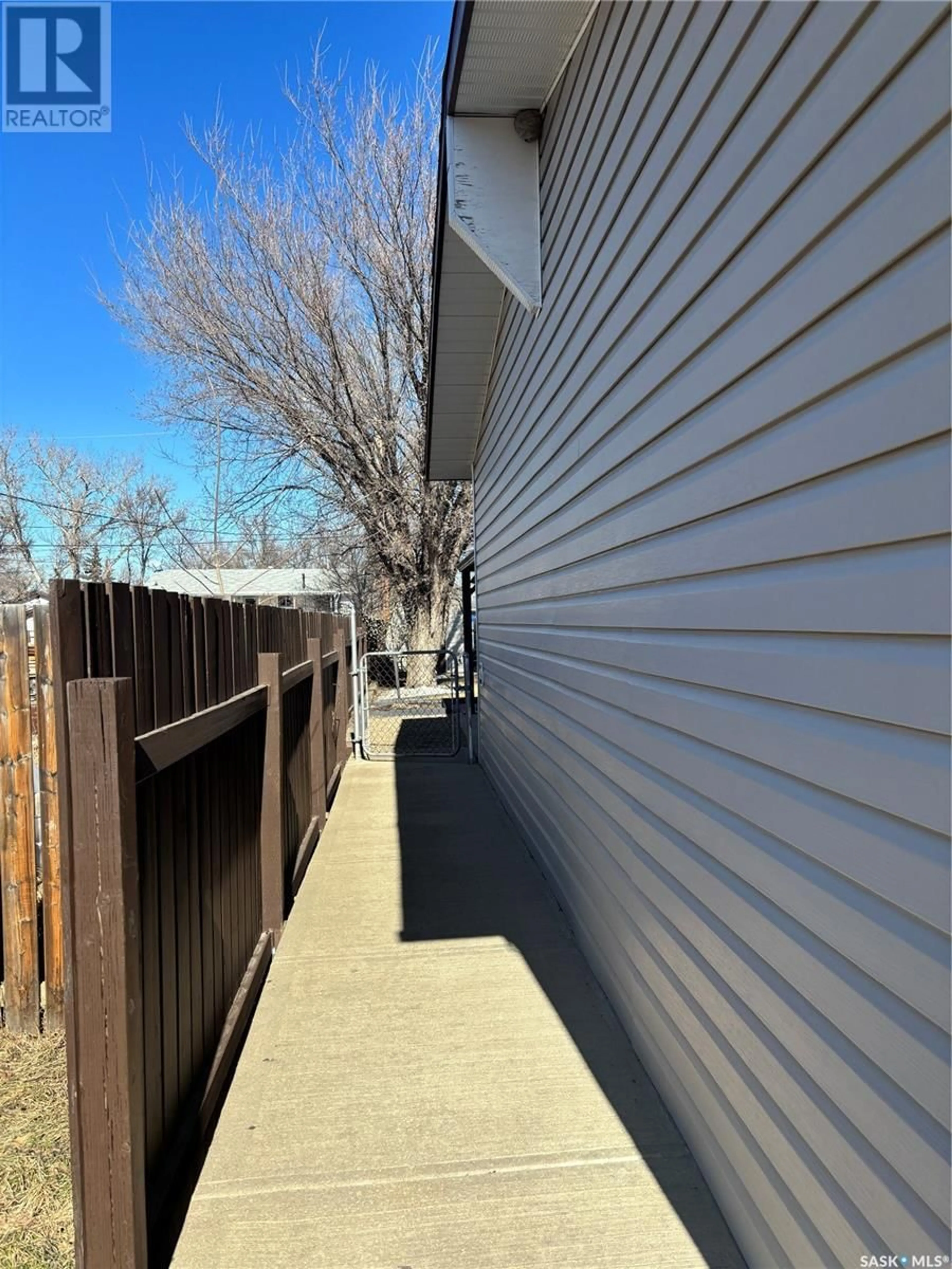 Home with vinyl exterior material, street for 408 PARSONS AVENUE, Maple Creek Saskatchewan S0N1N0