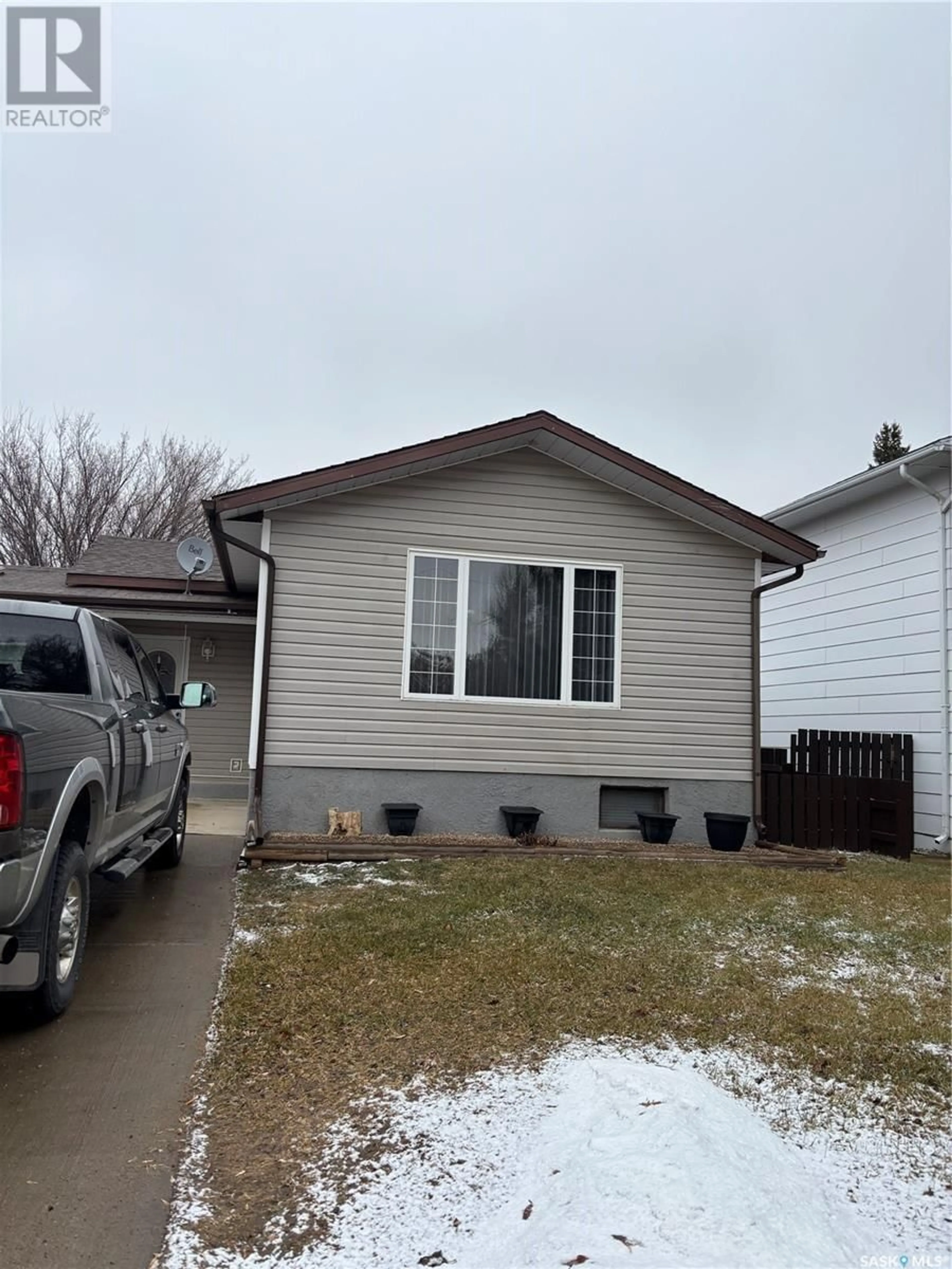 Home with vinyl exterior material, street for 408 Parsons AVENUE, Maple Creek Saskatchewan S0N1N0