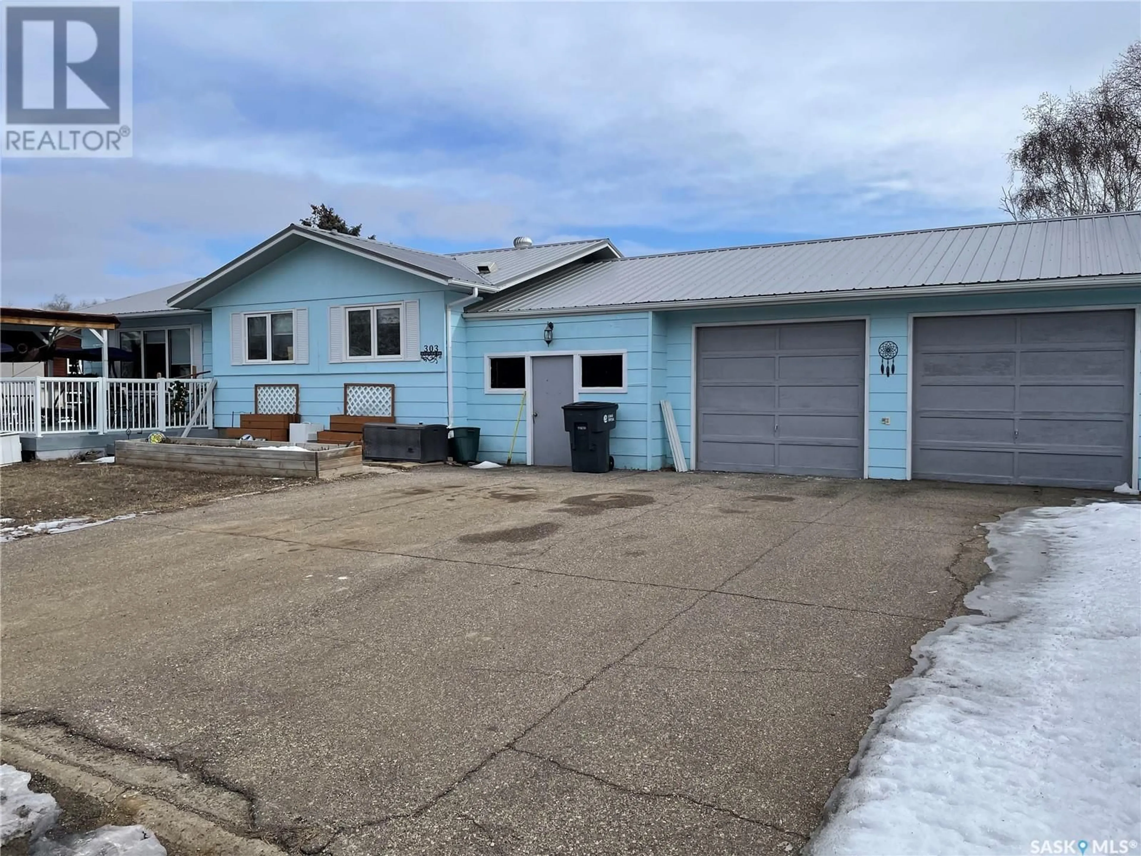 A pic from outside/outdoor area/front of a property/back of a property/a pic from drone, unknown for 303 Westview DRIVE, Coronach Saskatchewan S0H0Z0