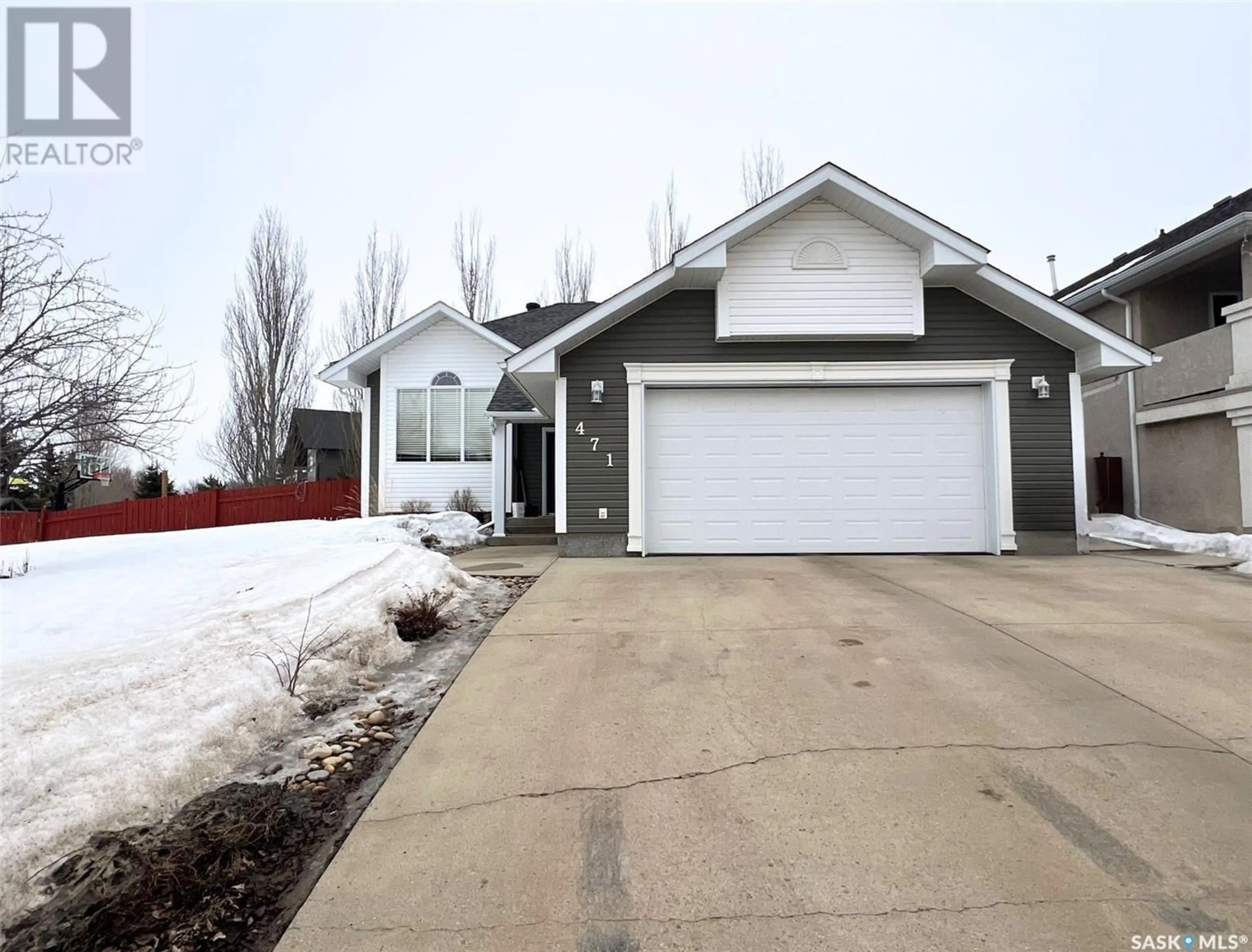 Home with vinyl exterior material, street for 471 4th AVENUE SE, Swift Current Saskatchewan S9H5M2