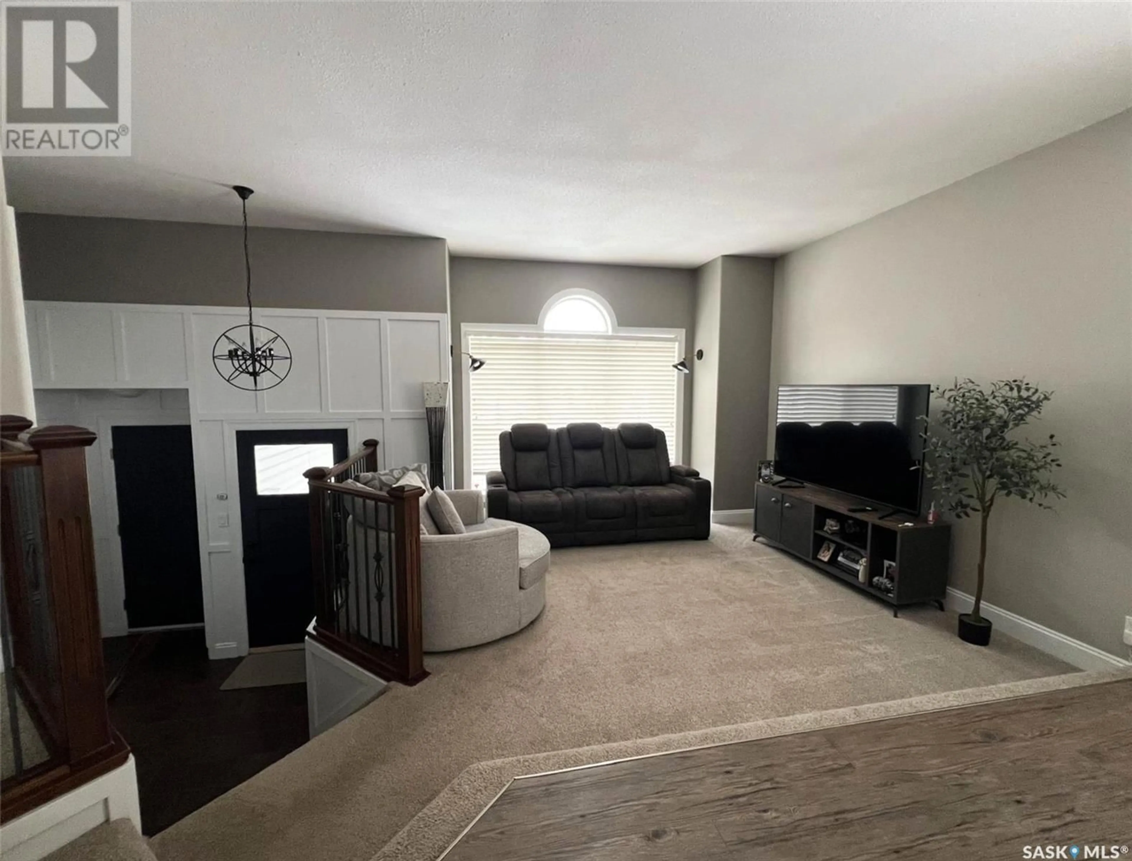 Living room with furniture, unknown for 471 4th AVENUE SE, Swift Current Saskatchewan S9H5M2