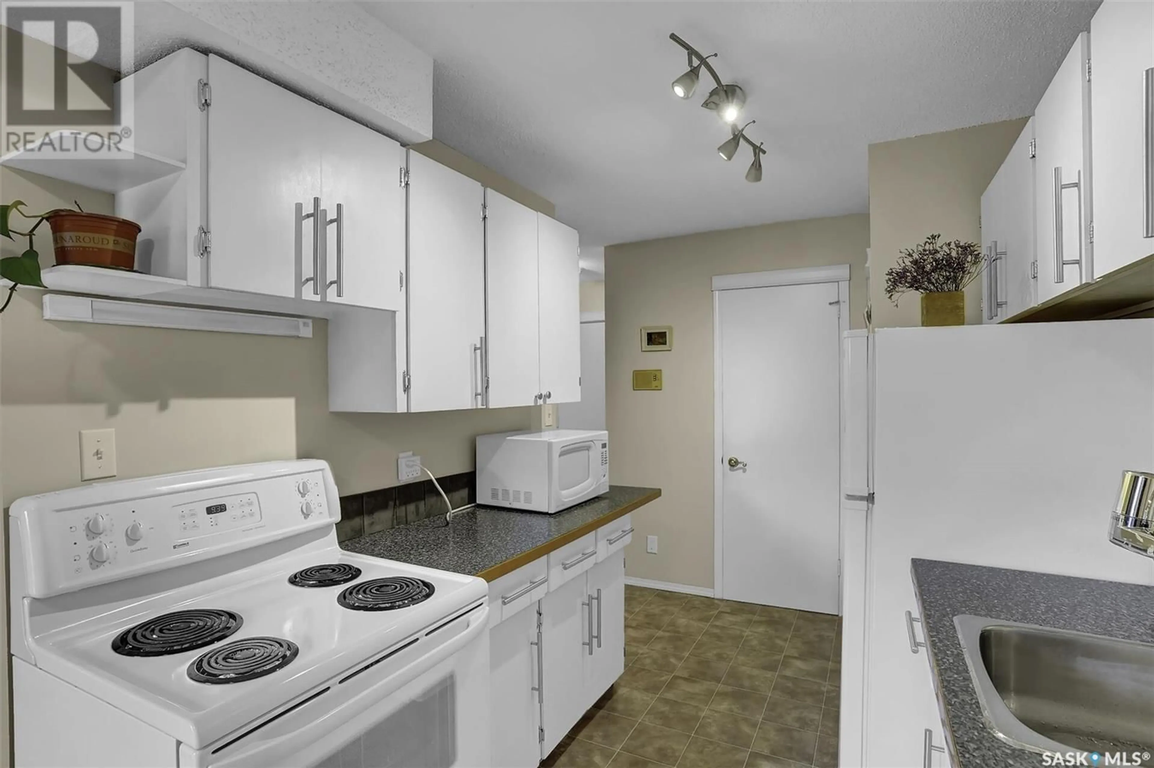 Standard kitchen, unknown for J 4208 Castle ROAD, Regina Saskatchewan S4S4W1