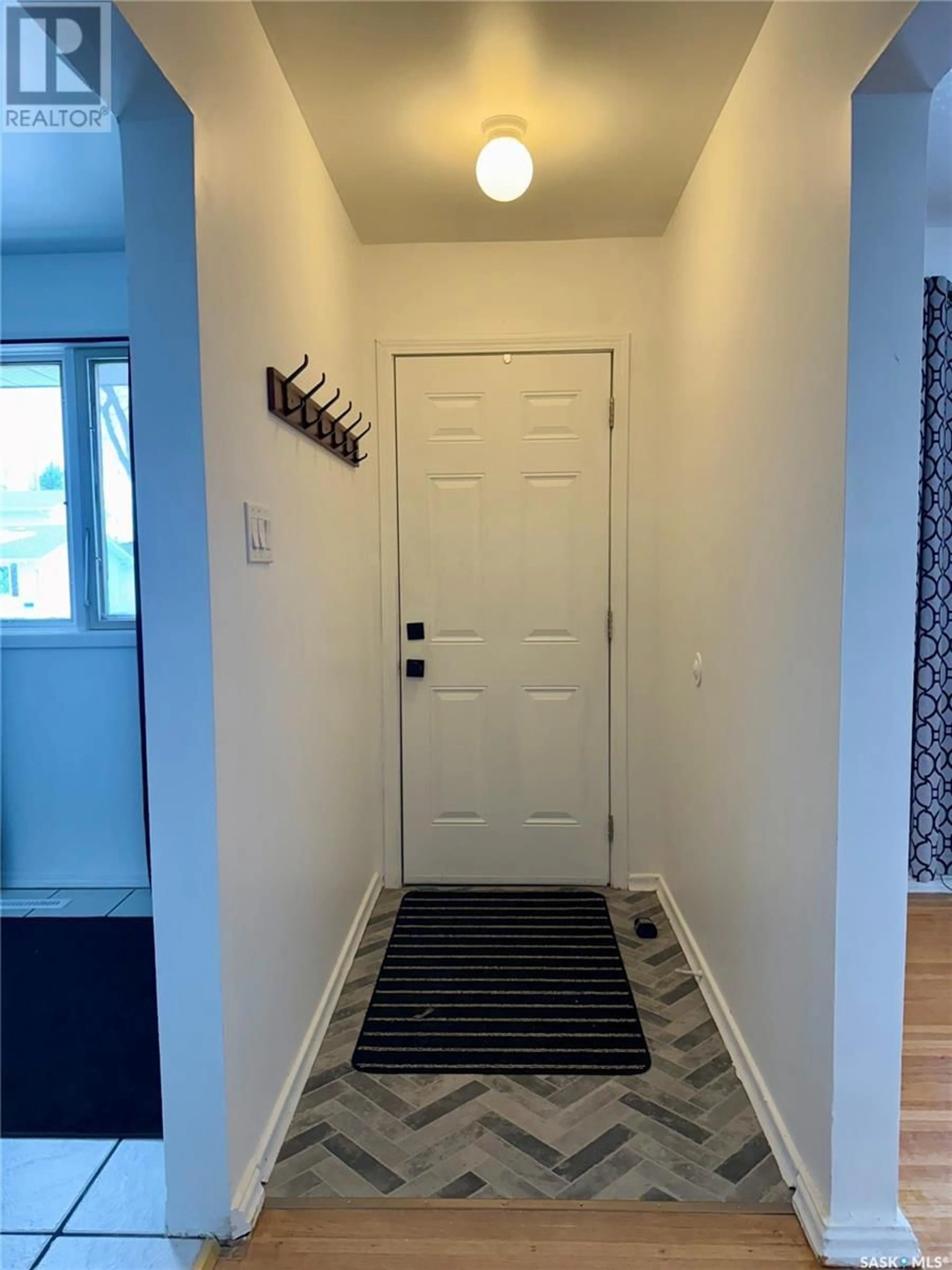 Indoor entryway for 325 HALIFAX STREET N, Regina Saskatchewan S4R2X1