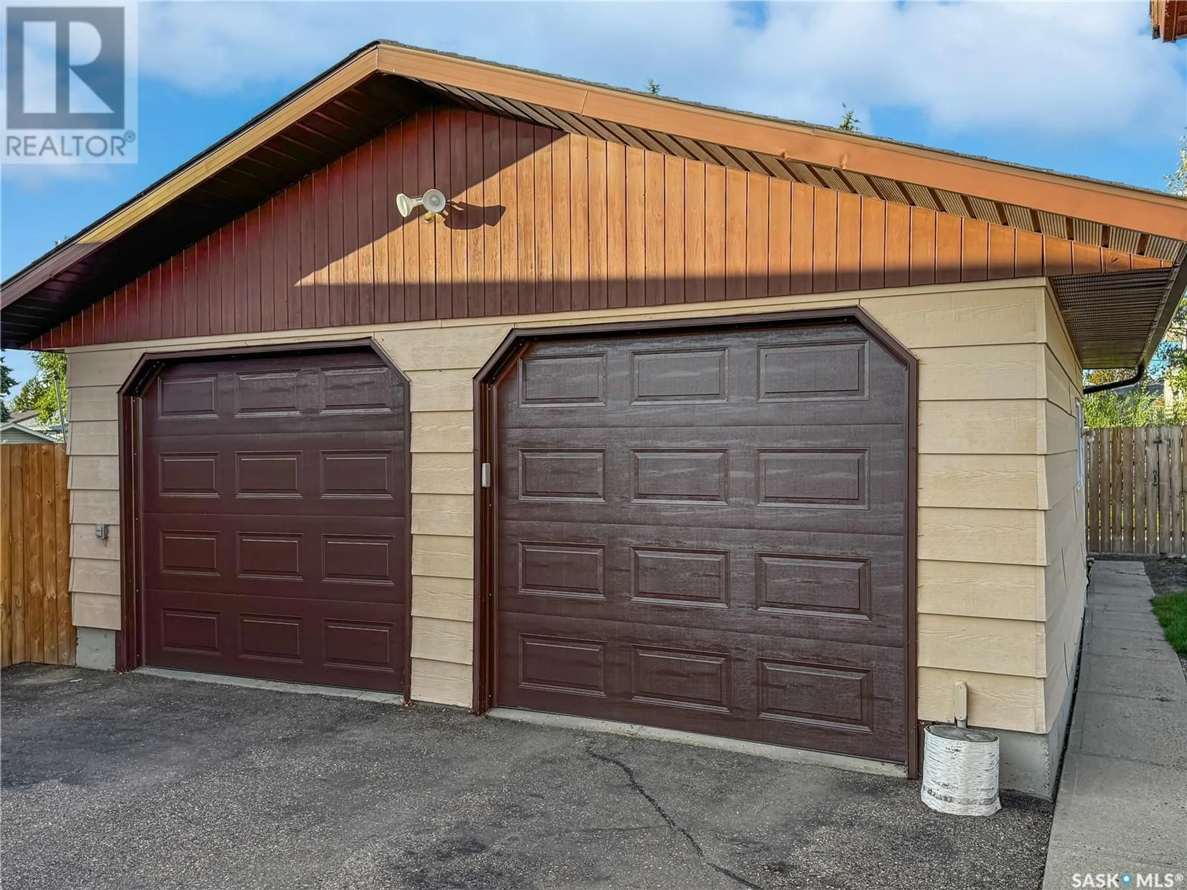 Indoor garage for 10205 Hamelin STREET, North Battleford Saskatchewan S9A3R9